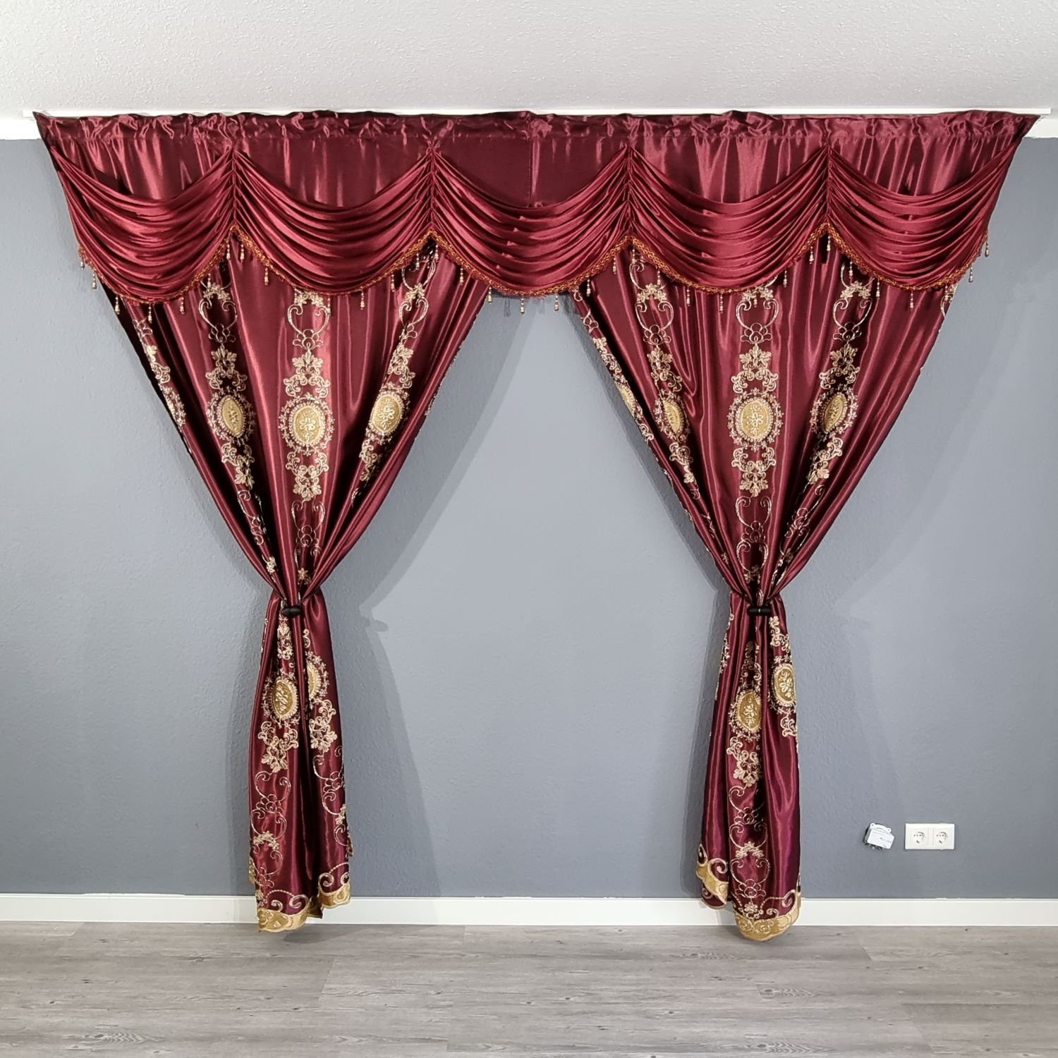 Gardinen by Justyna Verdunkelungsvorhang Bordeaux Barock Gardine, Kräuselband, abdunkelnd, Polyester, Verdunkelung,Blickdicht,Verdunkelt,Barock Stil,Orientalisc – Bild 4 von 5