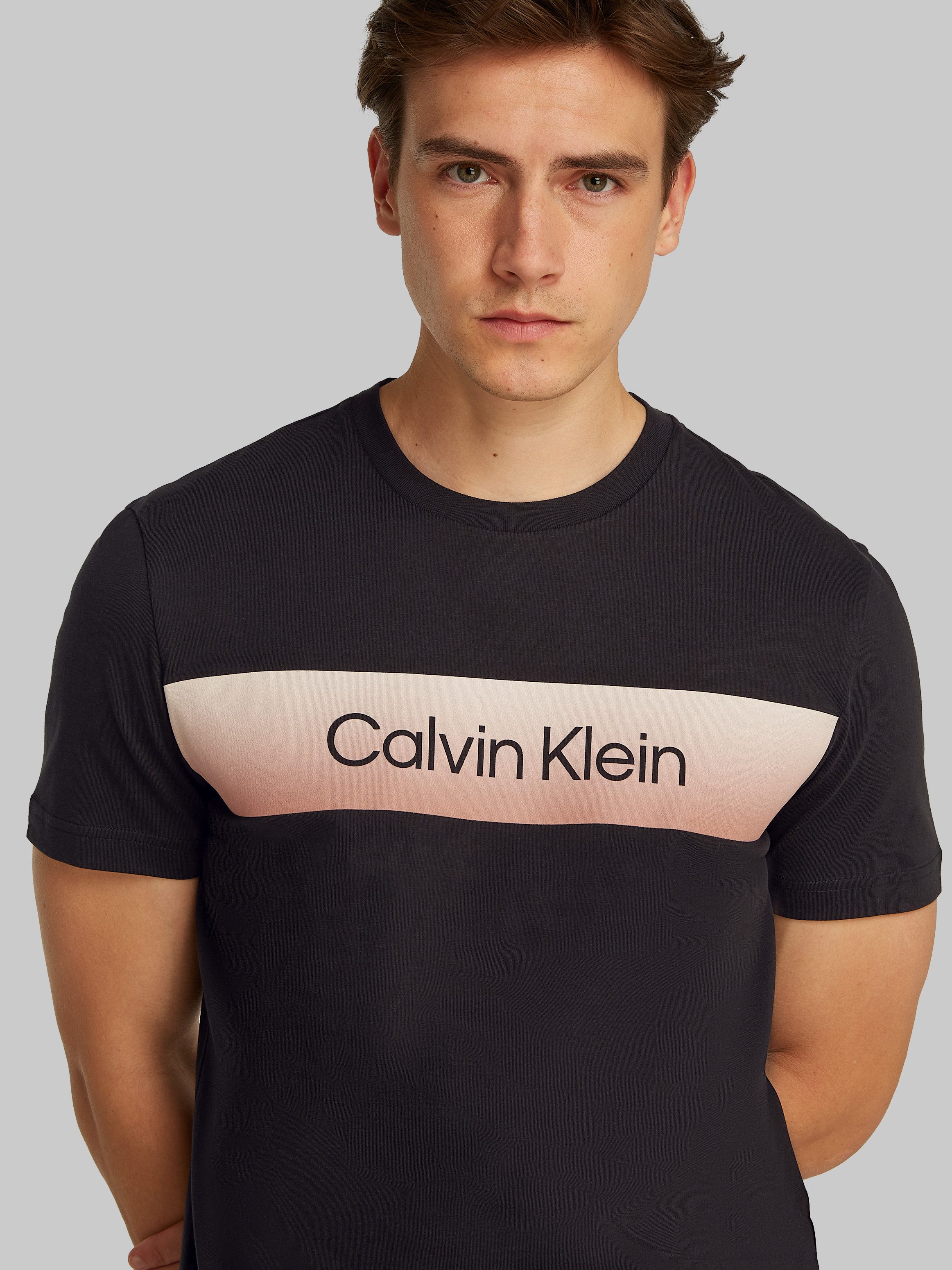 Calvin Klein T-Shirt LINEAR OMBRE CHEST LOGO T-SHIRT mit Ombré-Logo-Druck günstig online kaufen