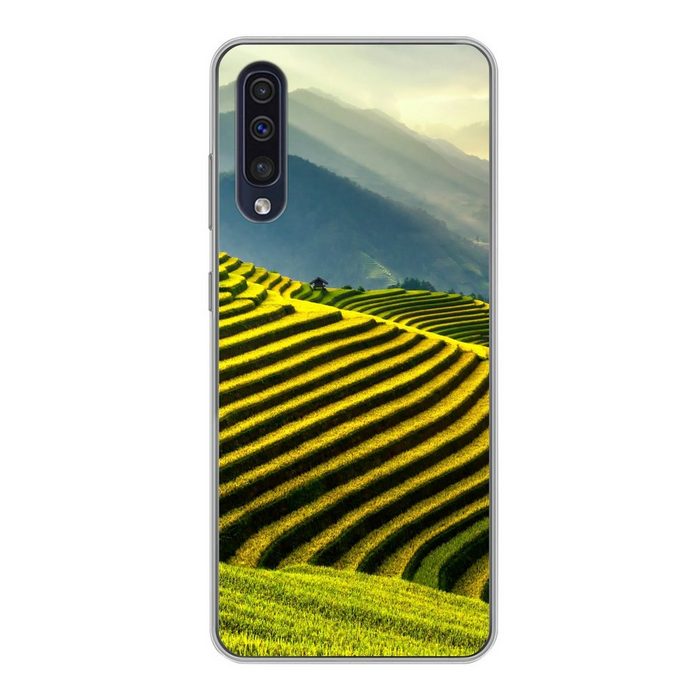 MuchoWow Handyhülle Terrassen von Reisfeldern mit einer Berglandschaft im Hintergrund in Handyhülle Samsung Galaxy A30s Smartphone-Bumper Print Handy