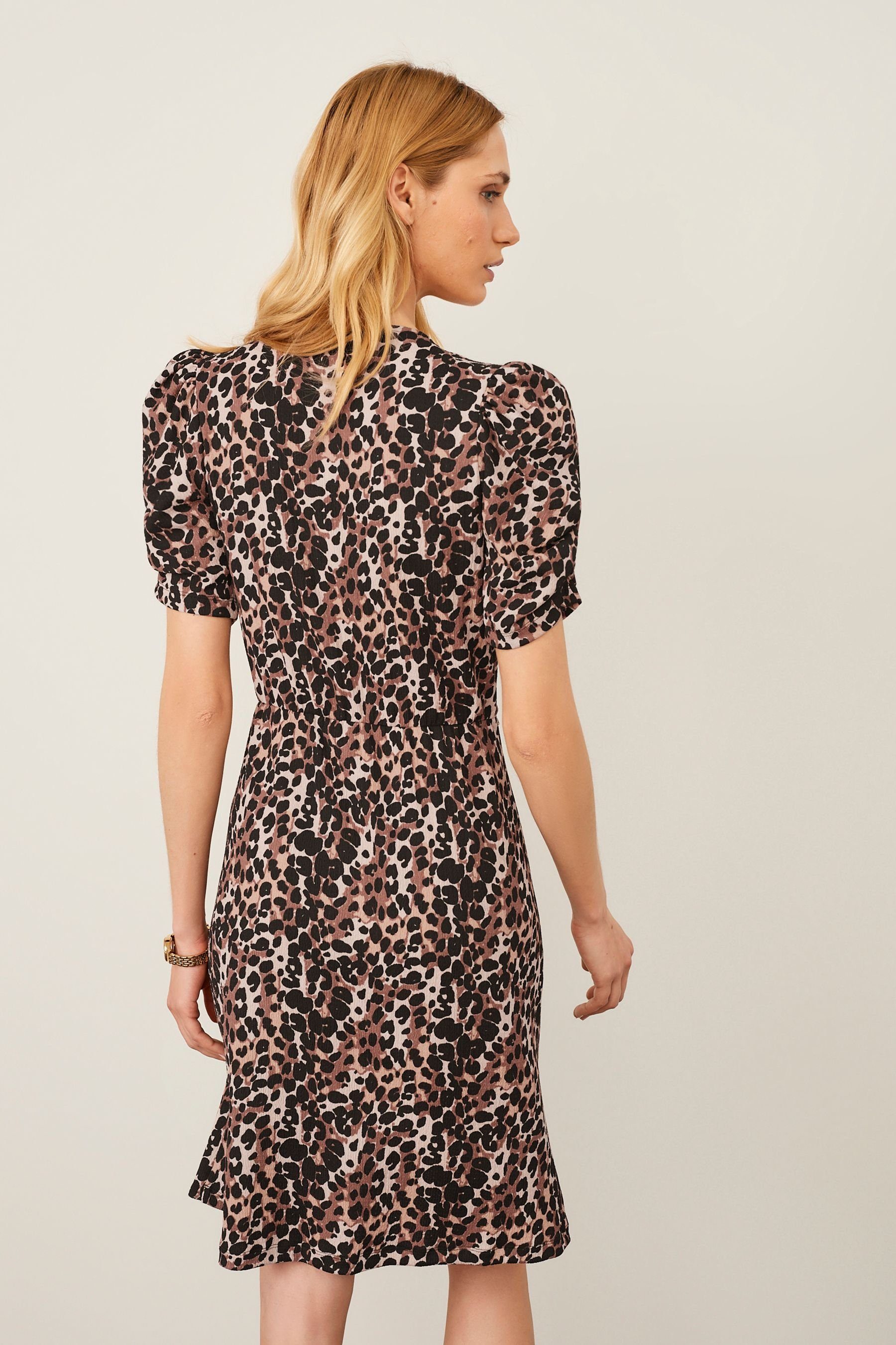 Next Druckkleid Kurzärmeliges Kleid, Kurzgröße Leopard Print (1-tlg)