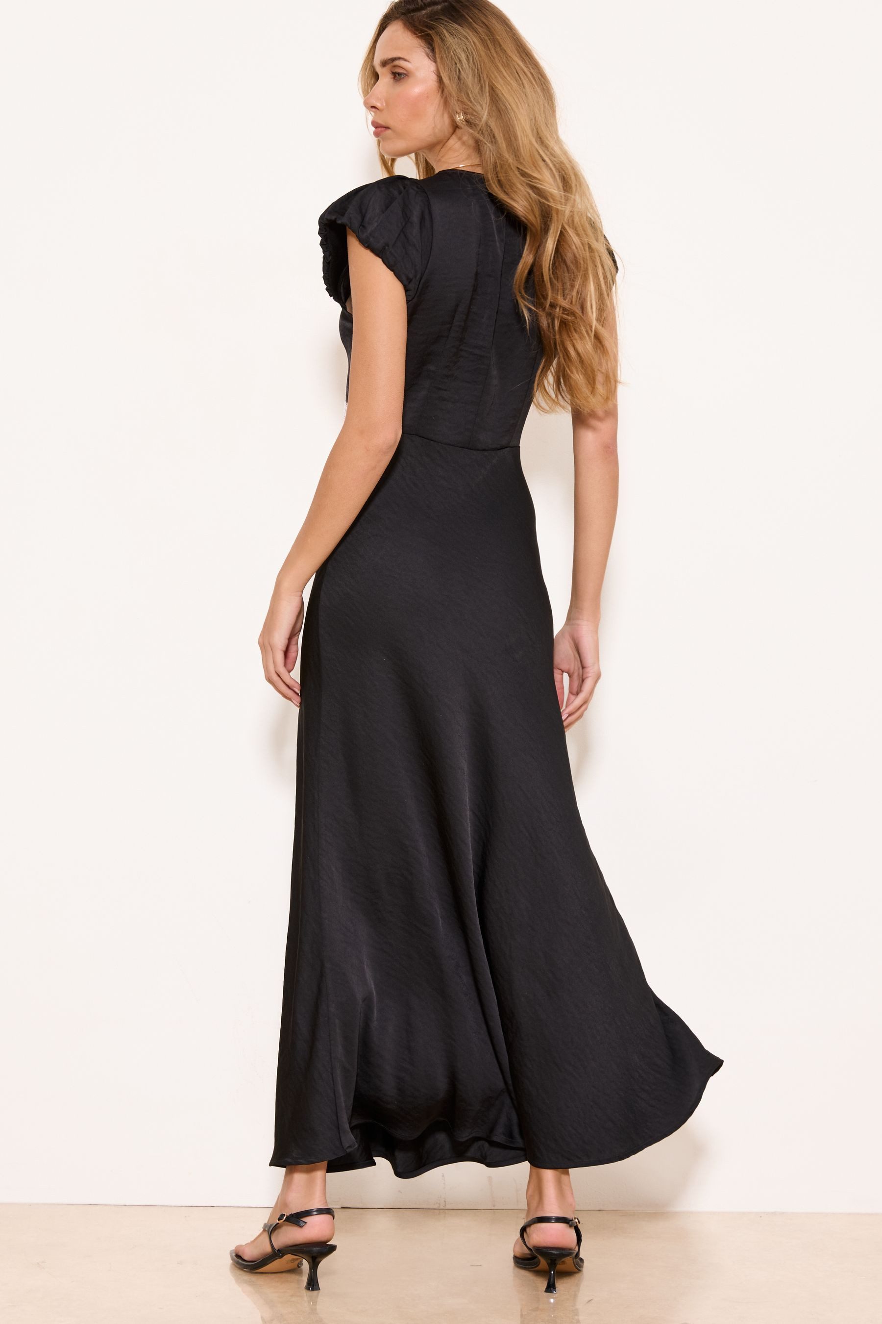 LIPSY Midikleid Lipsy Midikleid aus Satin mit Spitzenbesatz (1-tlg)