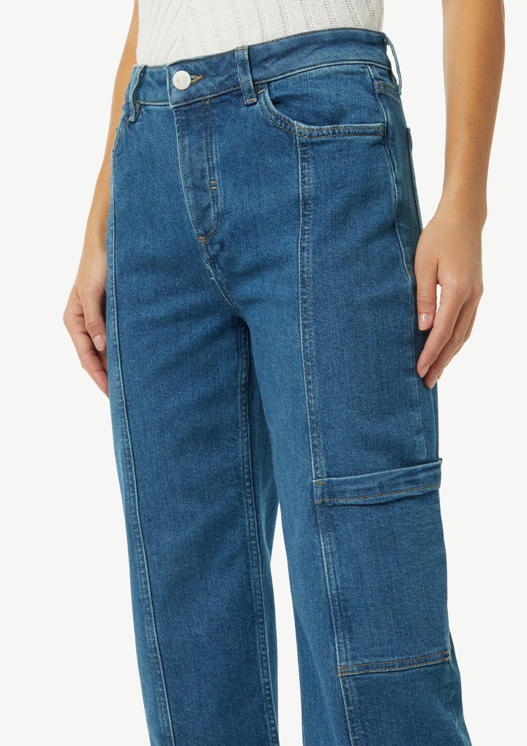 comma Regular-fit-Jeans Jeans-Hose Verkürzte Jeans mit Cargotasche und Nahtdetails, 360° Denim