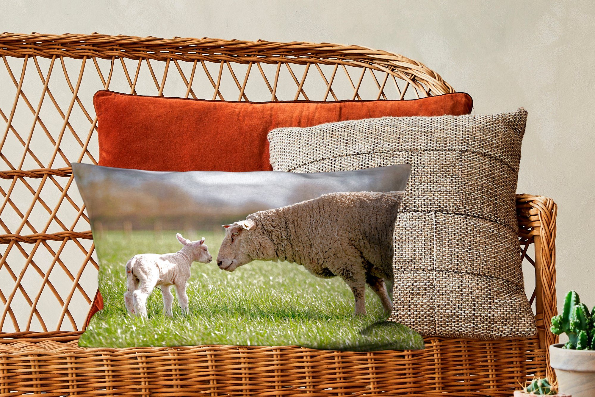 Schafe Dekoration, Wohzimmer Dekokissen MuchoWow Dekokissen Schlafzimmer - mit Lamm, Füllung, Gras - Zierkissen,