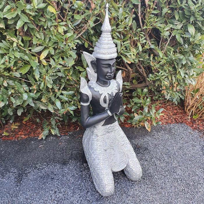 Aspinaworld Gartenfigur Große kniende Buddha Figur Tempelwächter 110 cm Silber wetterfest