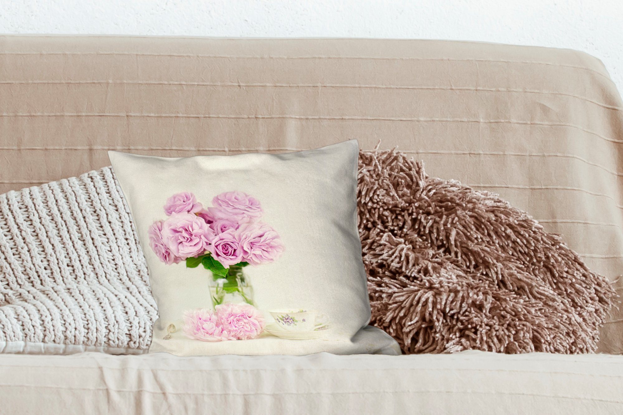 Sofakissen Blumenstrauß Teetasse, an Schlafzimmer, einer rosa Zierkissen Dekokissen Pfingstrosen Wohzimmer, Deko, mit aus MuchoWow Füllung für
