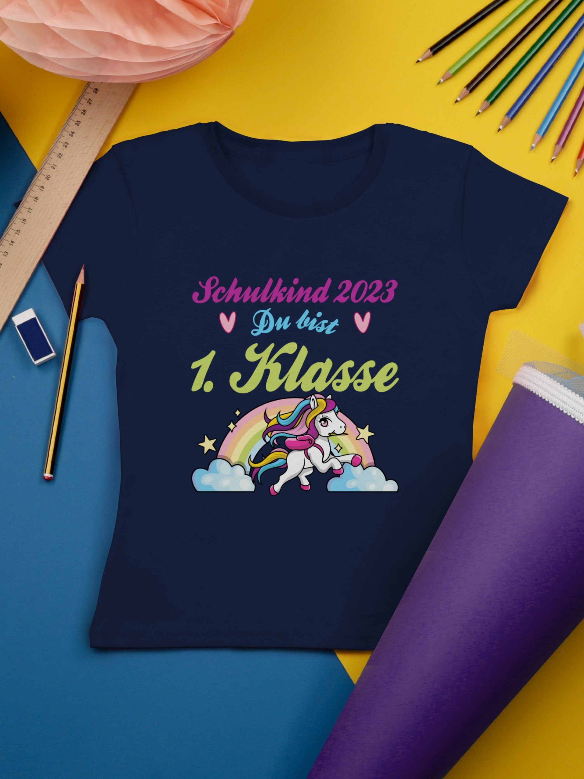Shirtracer T-Shirt Schulkind 2023 Mädchen Navy 2 Klasse du - Blau bist und Regenbogen Einschulung Pferd 1