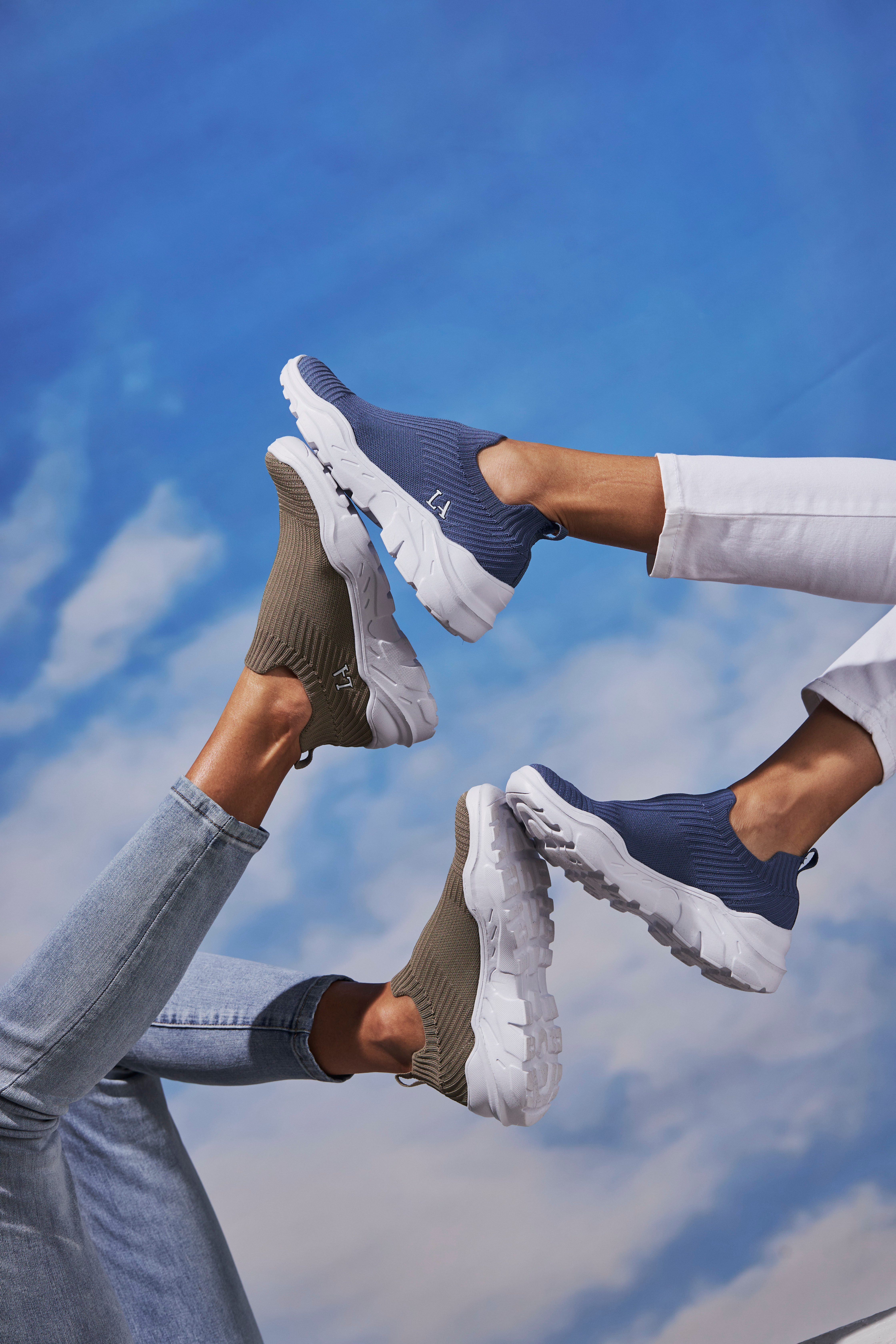 LASCANA Slip-On-Sneaker, Sneaker Halbschuh, Slipper, Freizeitschuh zum Reinschlüpfen VEGAN