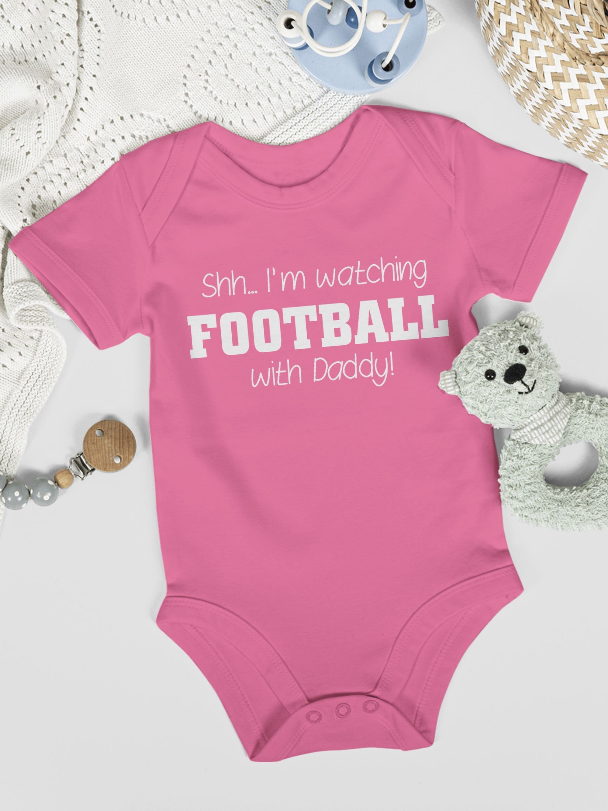 Shirtbody Daddy! football Baby with Bewegung 3 watching Shirtracer Pink & weiß Shh...I'm - Sport