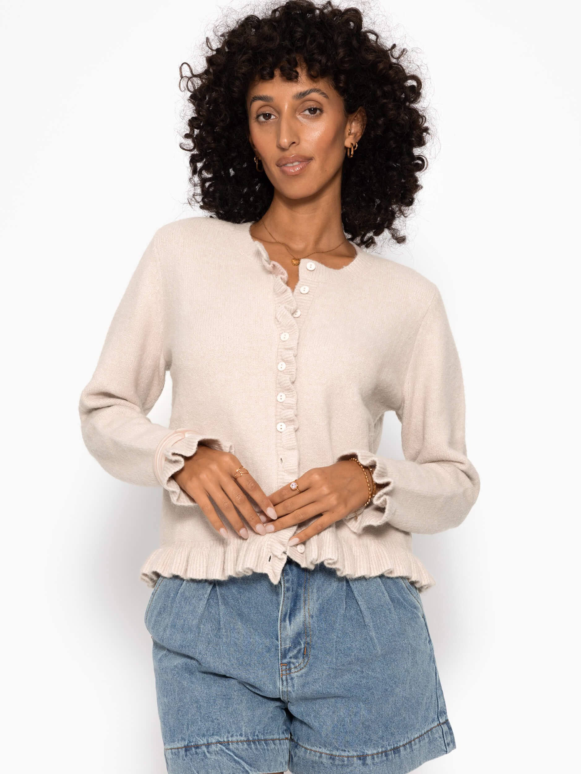 SASSYCLASSY Cardigan Elegante Strickjacke Damen mit Rüschendetails Femininer Cardigan mit Wollanteil Beige Hellgrün Schwarz Braun