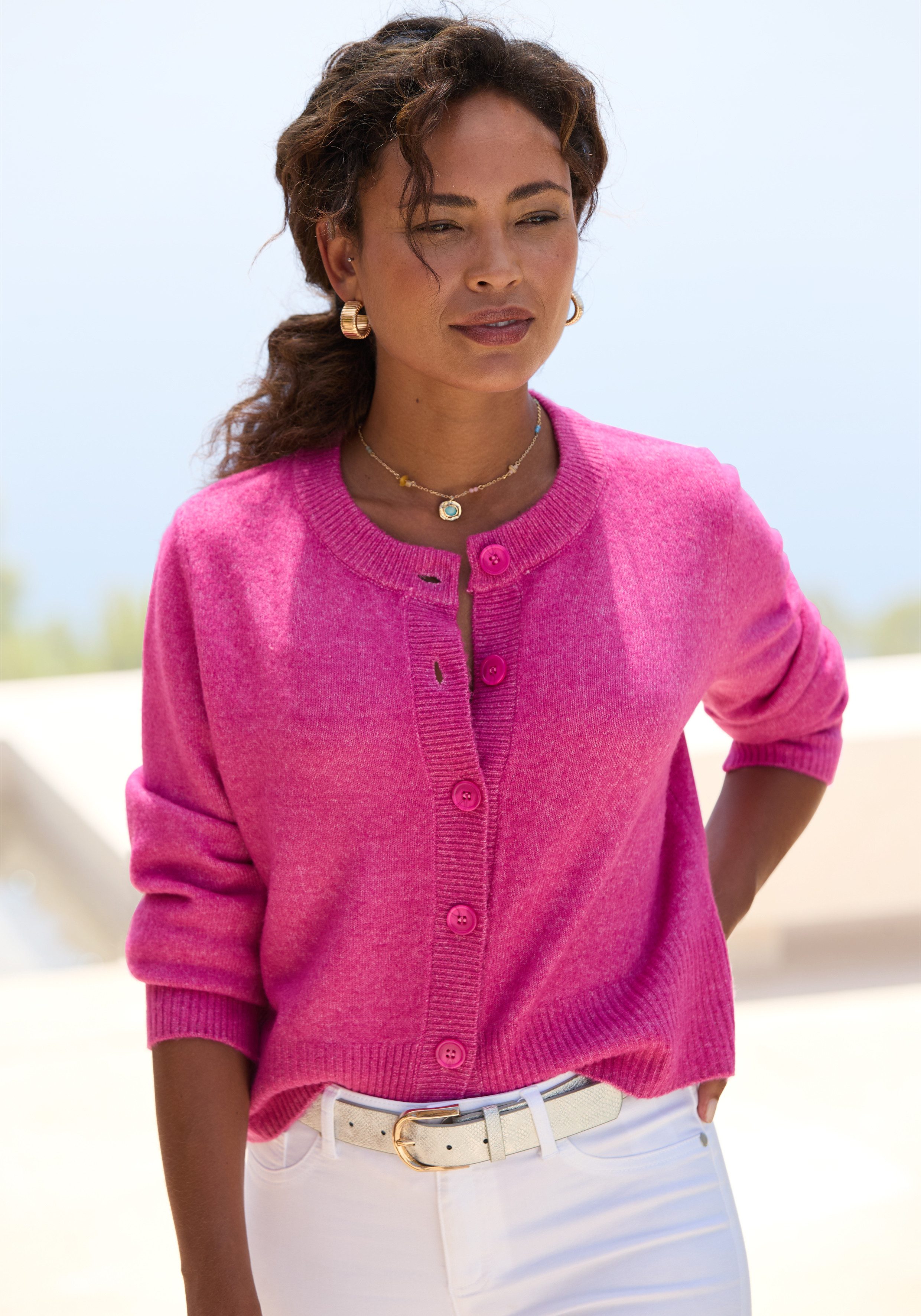 LASCANA Strickjacke in leicht verkürzter Form mit breitem Rippstrickbündchen aus kuschelweichem Strick, Cardigan mit langen Ärmeln, Basic