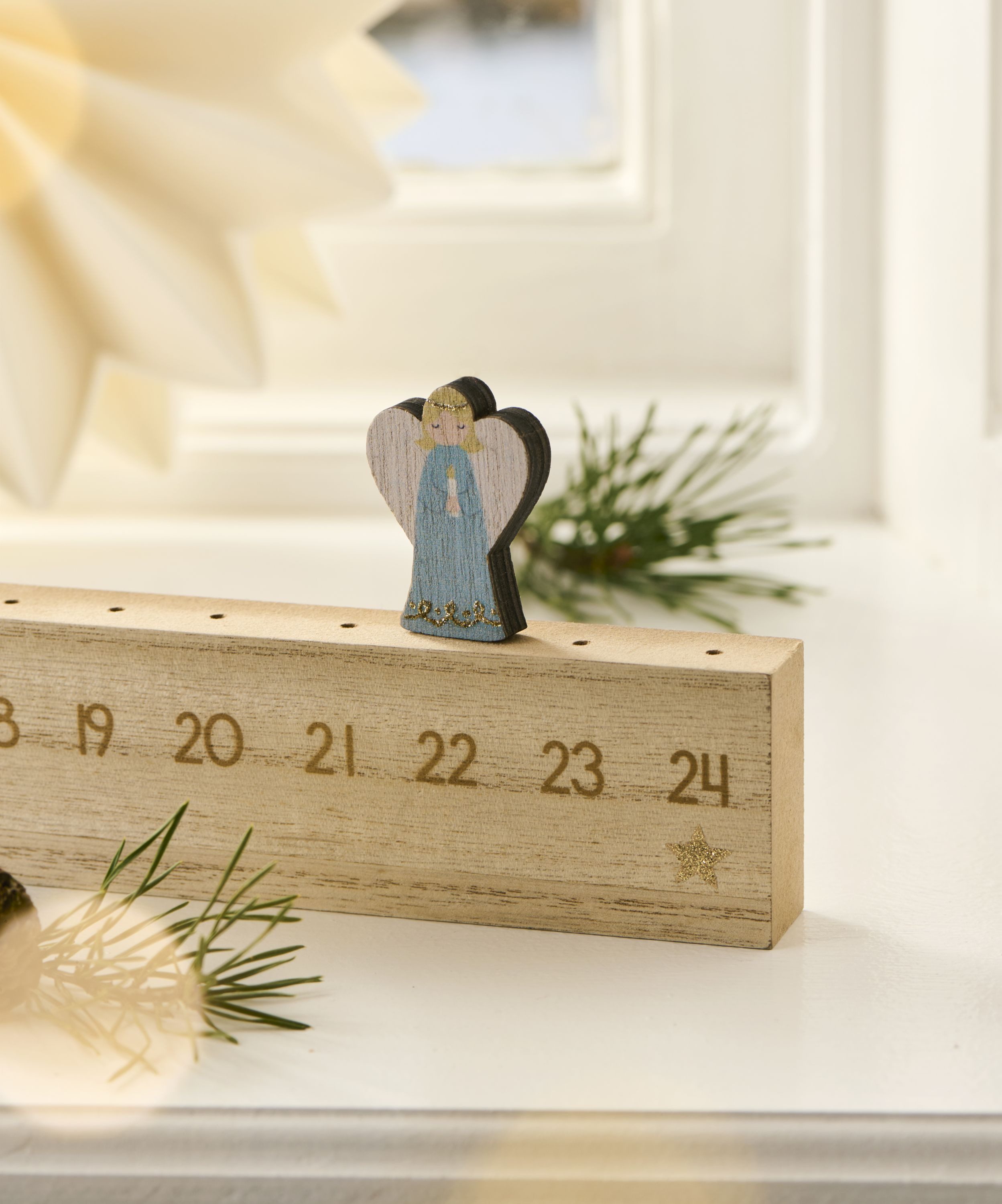 Ib Laursen Christbaumschmuck Ib Laursen - Adventskalender Weihnachtskalender Engel L50cm Holz – Bild 3 von 4
