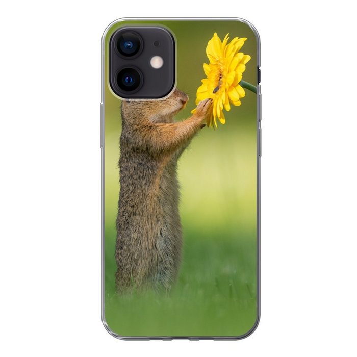 MuchoWow Handyhülle Eichhörnchen riecht an gelber Blume von Fotograf Dick van Duijn Handyhülle Apple iPhone 12 Smartphone-Bumper Print Handy