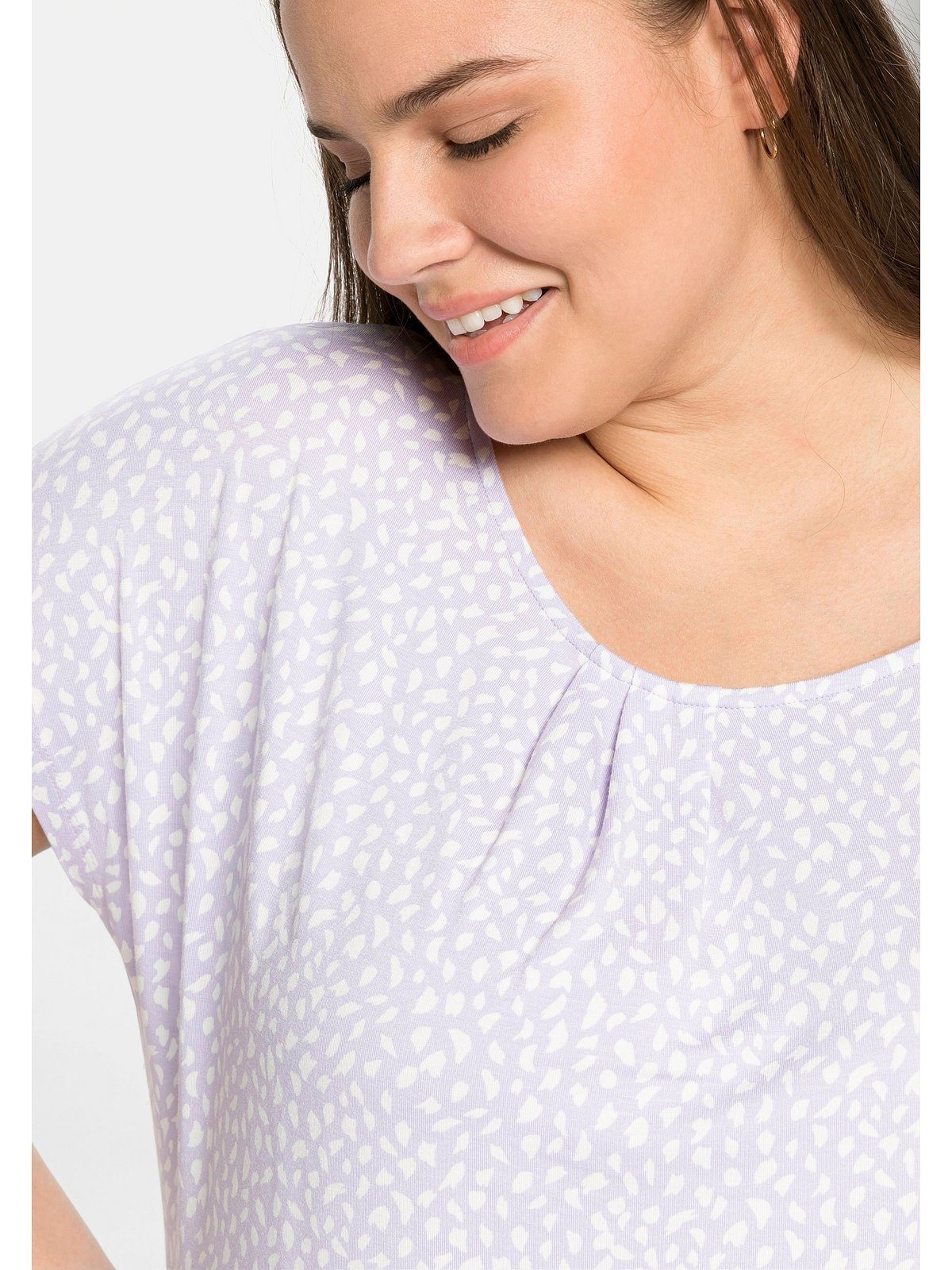 und mit T-Shirt Sheego lavendel Große gelegten Alloverdruck Falten Größen