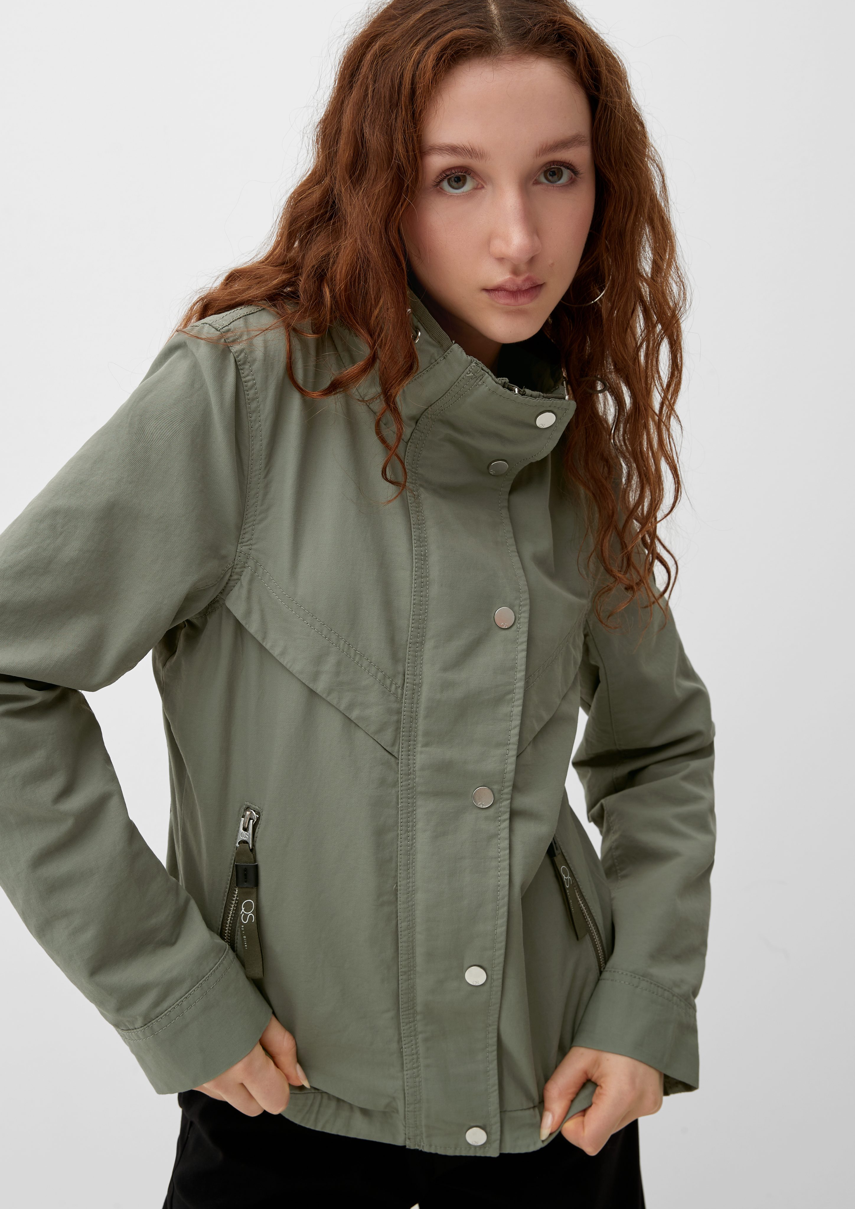 QS Outdoorjacke Twilljacke mit Stehkragen Raffung, Durchzugkordel helles olivgrün