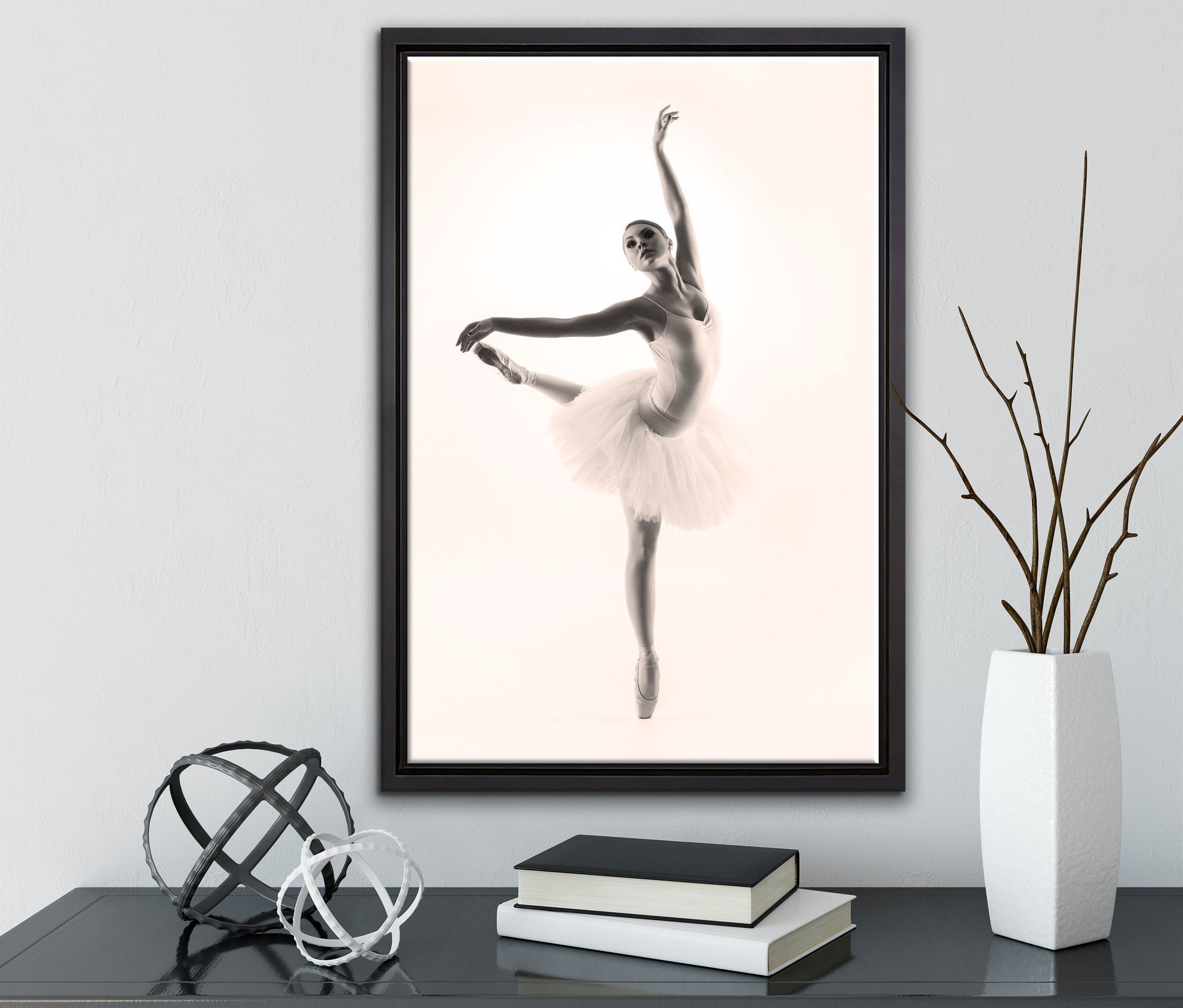 gefasst, Pixxprint Leinwandbild einem Leinwandbild Zackenaufhänger Schattenfugen-Bilderrahmen inkl. fertig St), (1 Wanddekoration Ballerina, Ästhetische in bespannt,