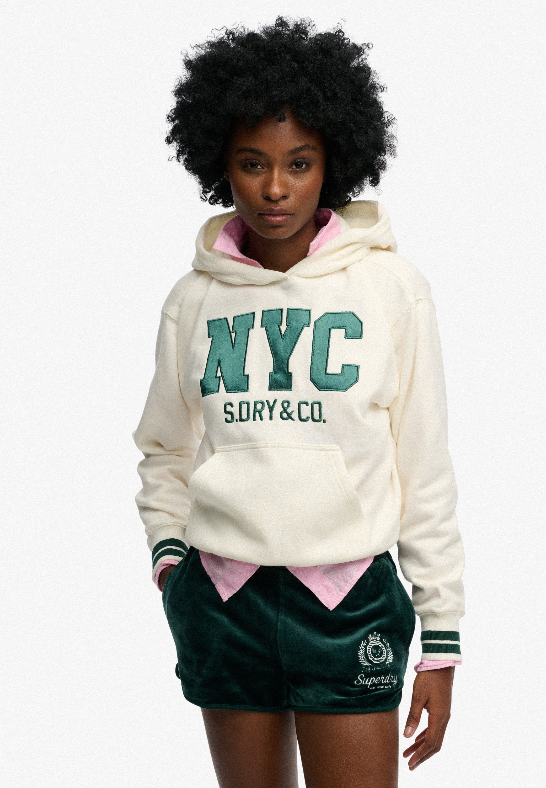 Superdry Kapuzensweatshirt COUNTRY CLUB VARSITY HOOD besondere Stickerei in glänzender Optik