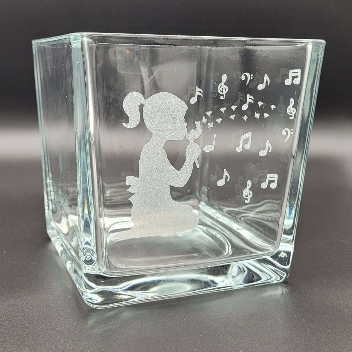 Musikboutique Dekovase, quadratische Glas-Vase Mädchen silber und Noten mit in