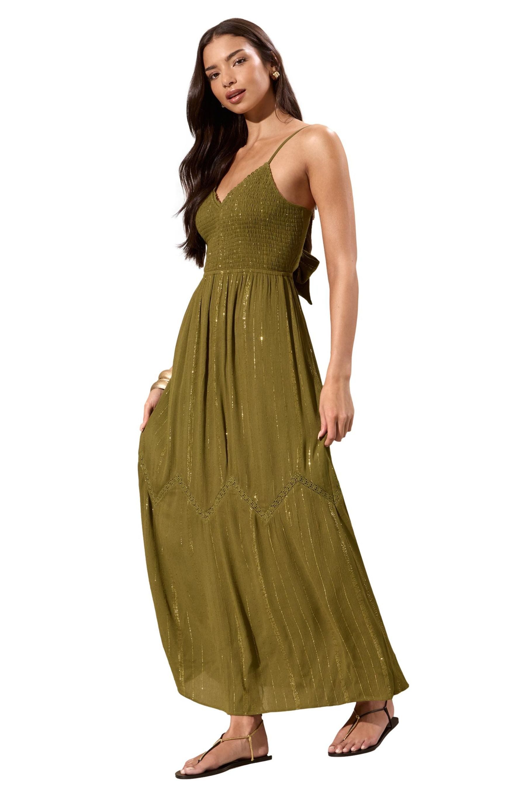 LIPSY Maxikleid Lipsy Gerafftes Midi-Trägerkleid mit Glitzerfaden (1-tlg)