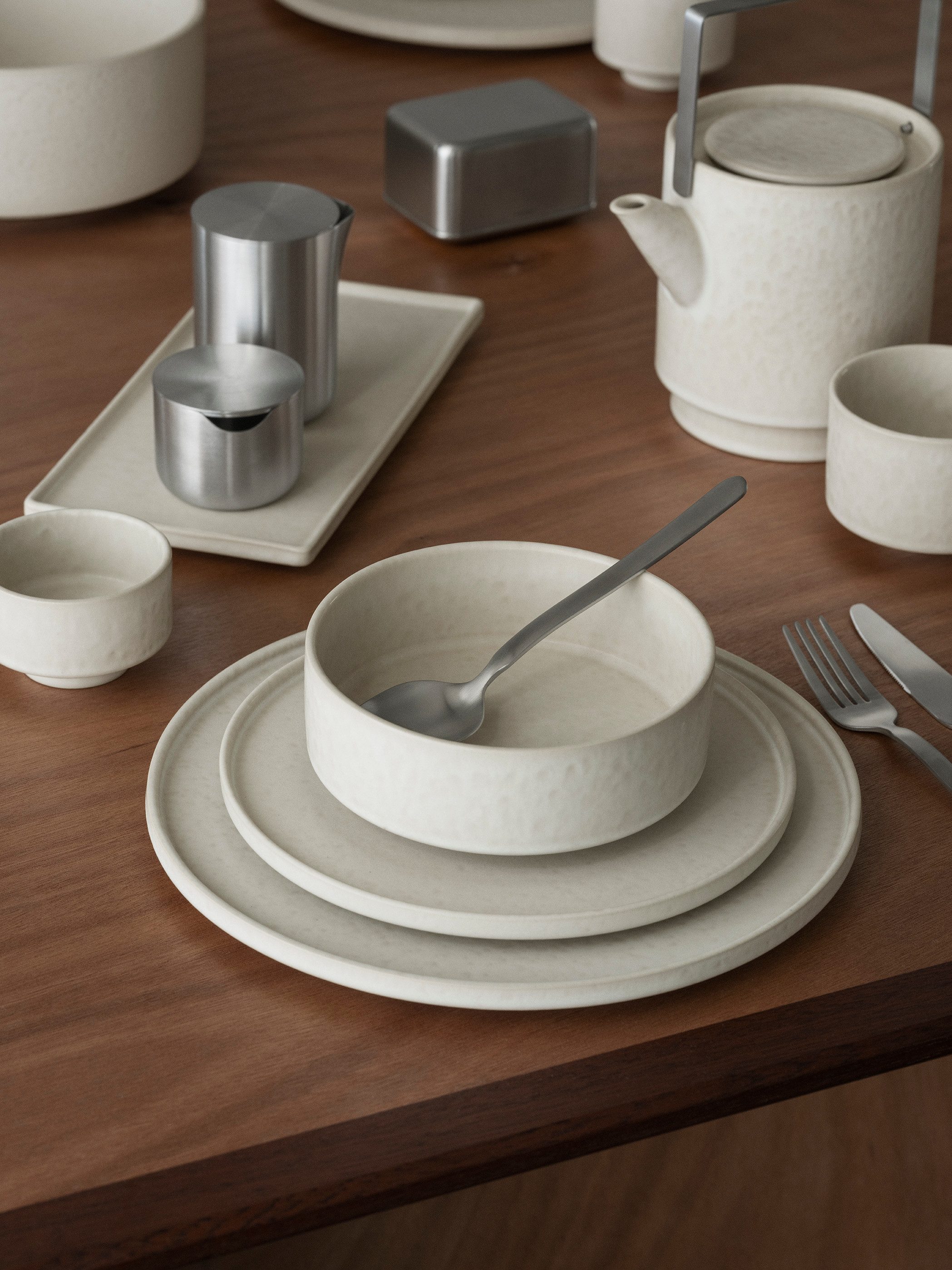 blomus Servierplatte -MAKOTO- Servierteller, Buffetplatte, Geschirr: Modernes Design, Steingut, (1-tlg), Zeitlose Servierplatte, Unikat, Matte Glasur, Schwebend