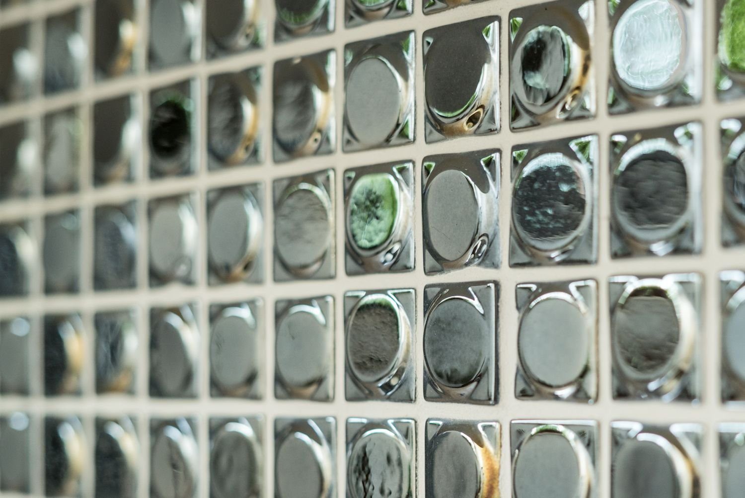 Nachhaltiger Mosaikfliesen Fliese schwarz Recycling Mosani Wandbelag anthrazit Glasmosaik