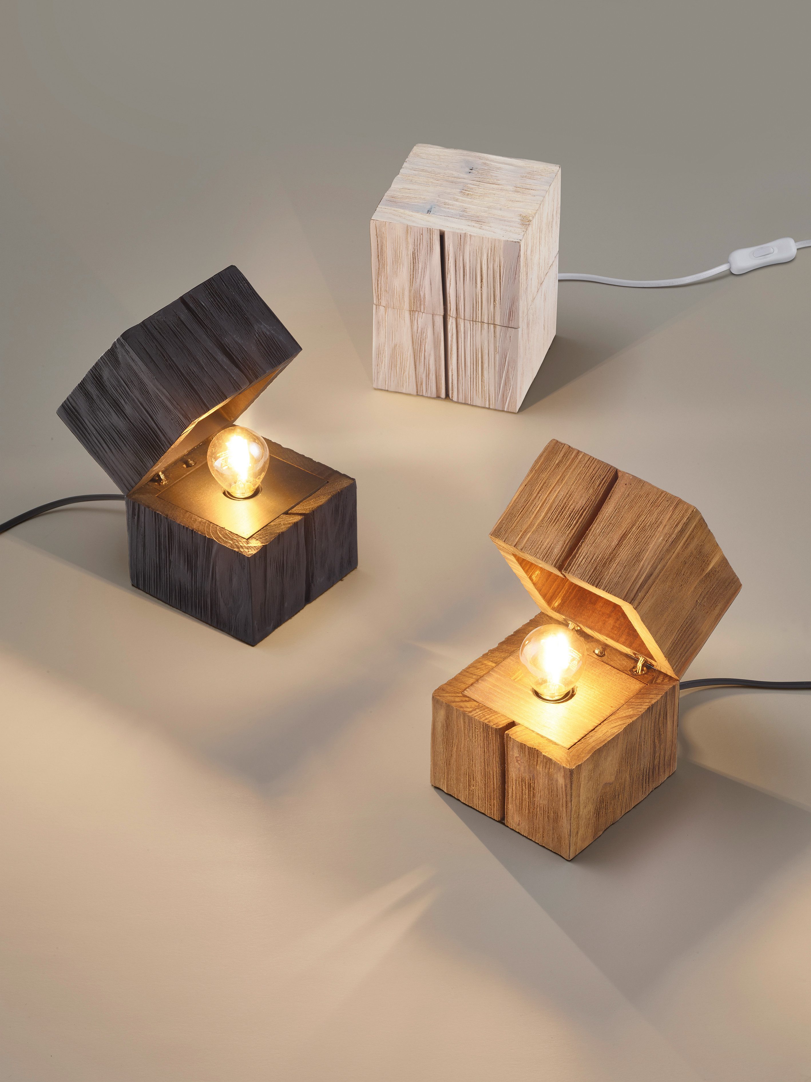 TRIO Leuchten Schreibtischlampe TREASURE, Deko Tischleuchte Schatzkiste inkl 1xE14 LED 225 Lumen 2700K, Ein-/Ausschalter, Leuchtmittel wechselbar, Warmweiß, Licht startet bei öffnen der Box, Schnurschalter, Naturholz Tischlampe