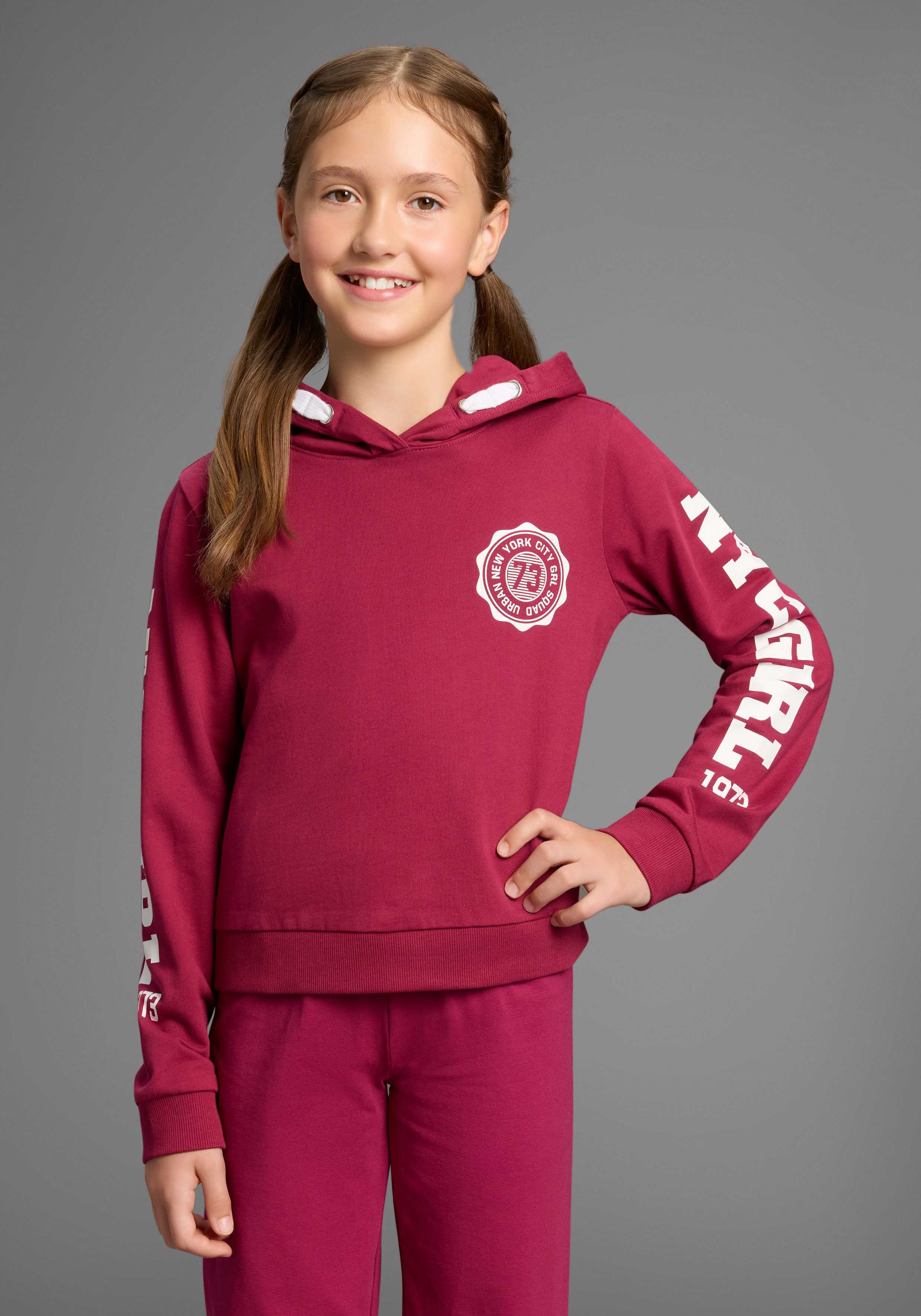 KIDSWORLD Kapuzensweatshirt Shirt mit Ärmelprint Langarm, mit stylischem Print, mit Kapuze, aus Baumwolle