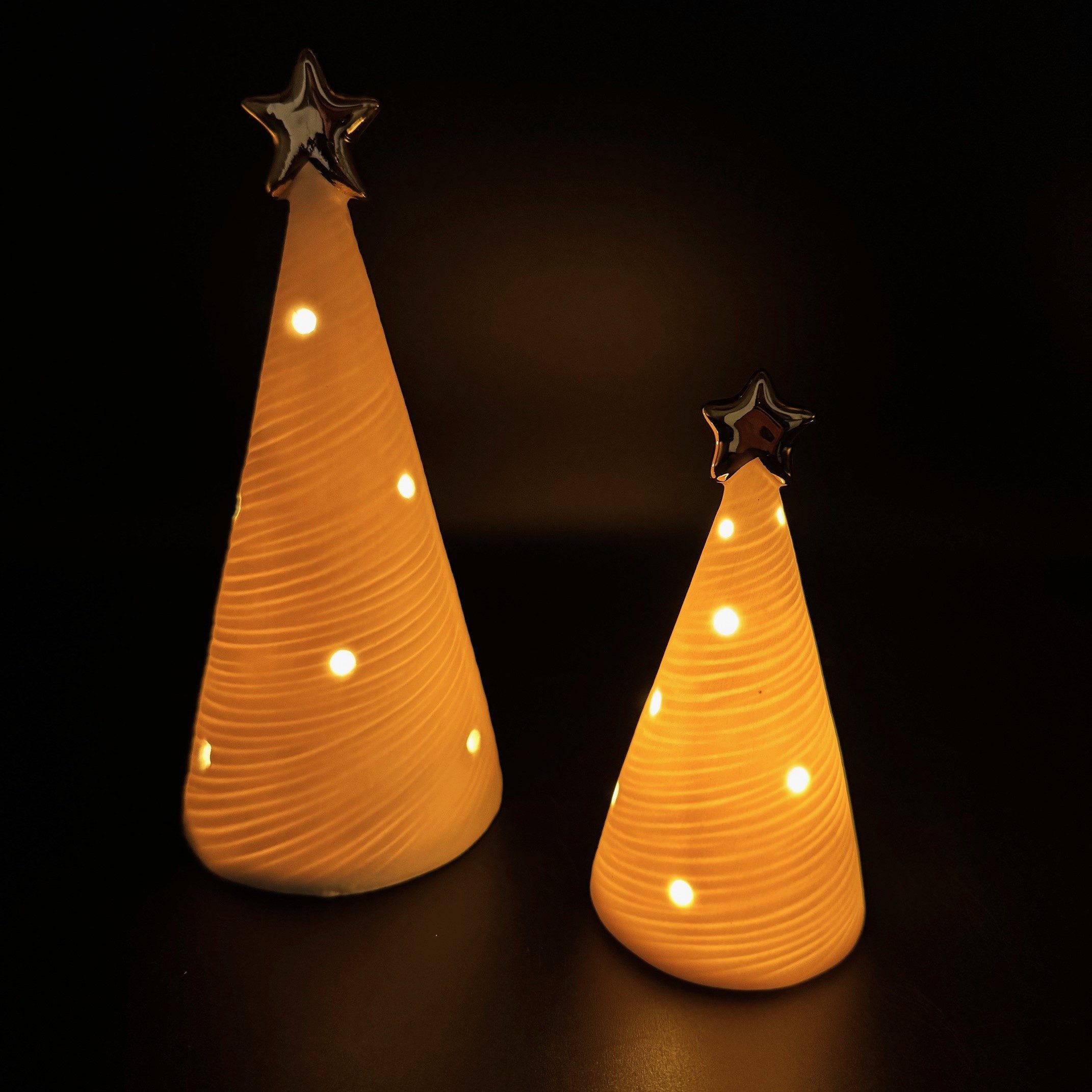 Online-Fuchs Dekobaum - 2er Set LED-Tannenbaum aus Keramik - Weihnachtswald (mit goldenen Applikationen, warmweiße LED-Beleuchtung), Weihnachtsdeko - Weihnachtsbäume