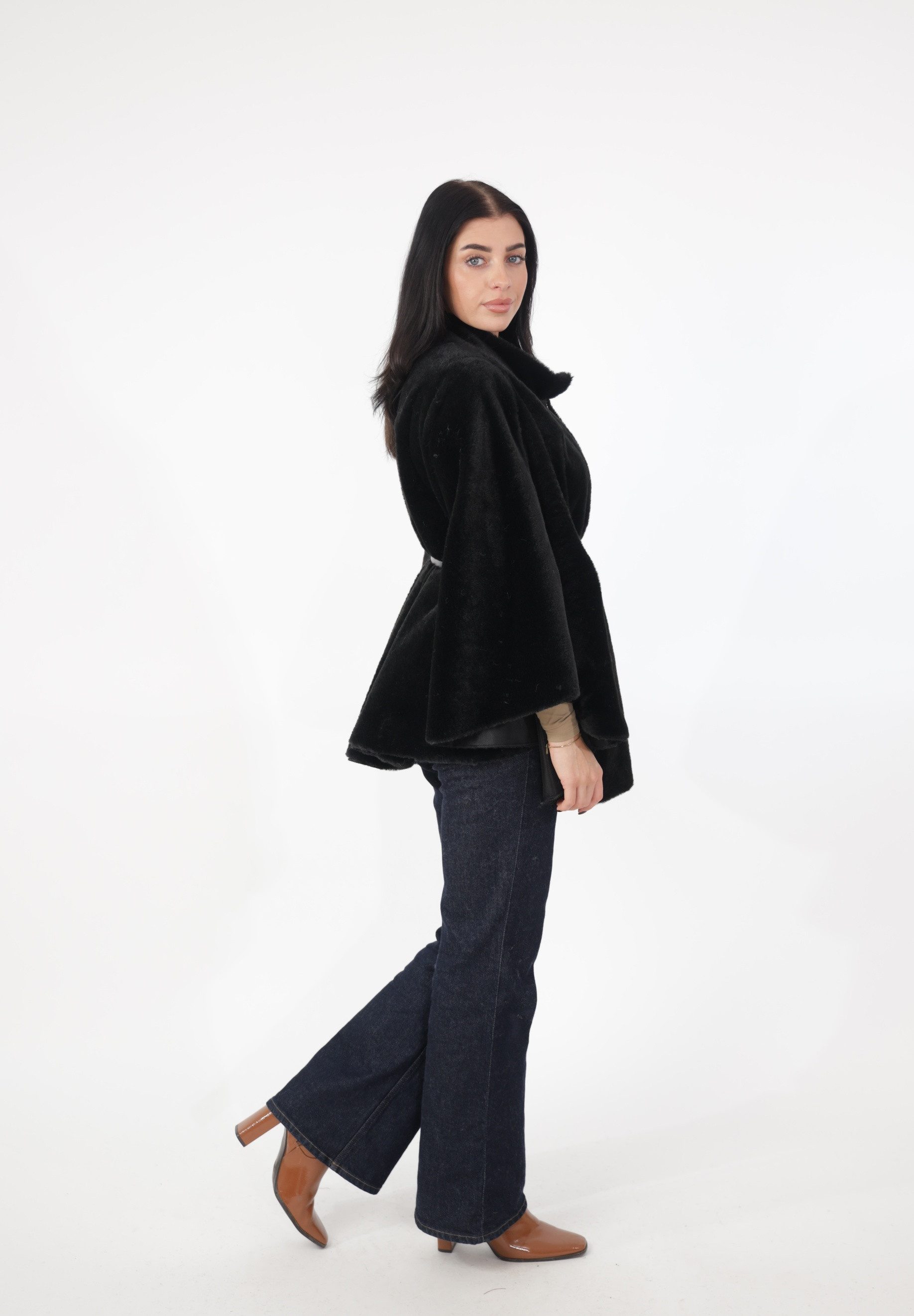 Elara Poncho — One Size Ponchojacke in Felloptik mit Gürtel und Stehkragen