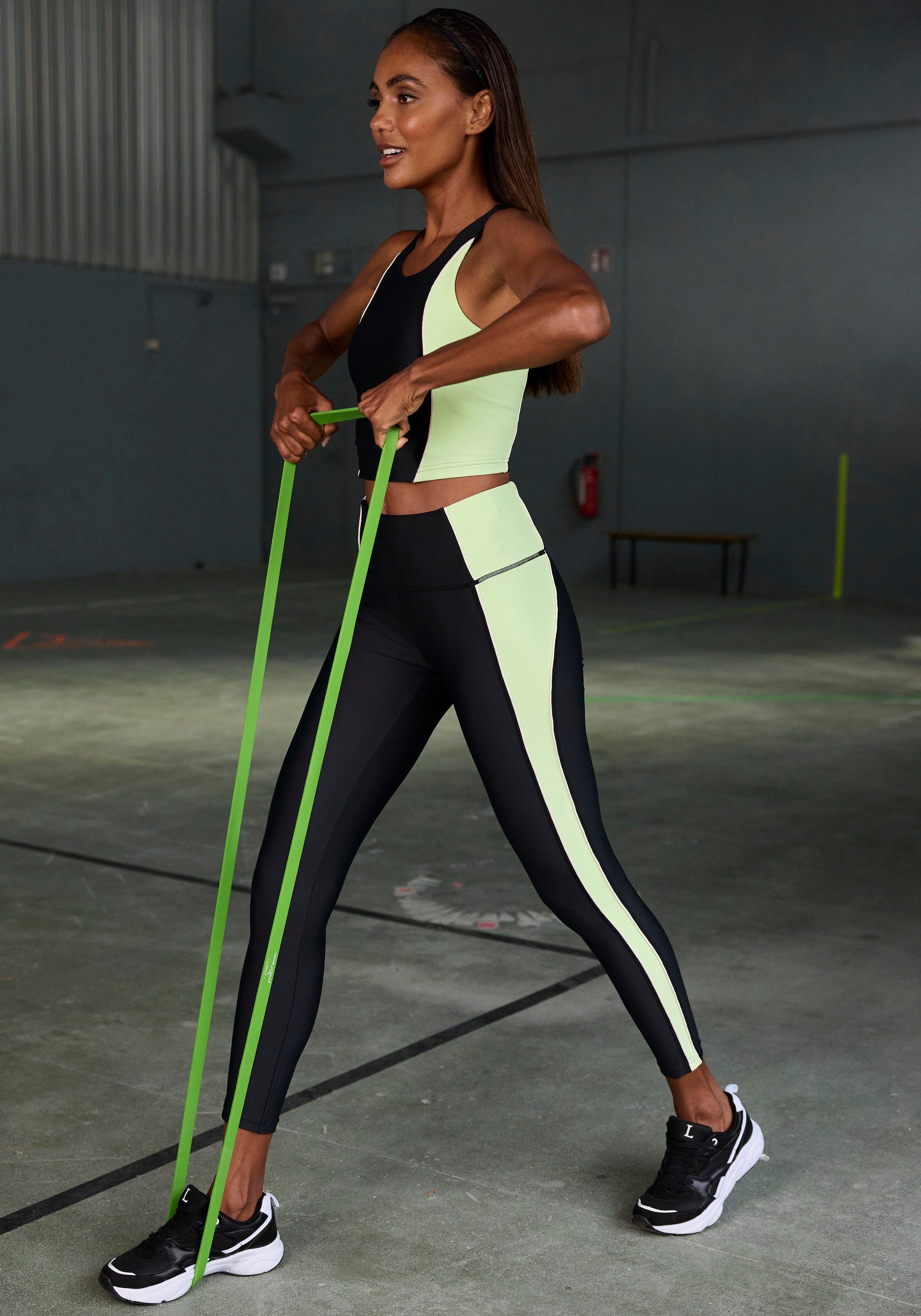 LASCANA ACTIVE Crop-Top Sporttop mit farblich abgesetztem Details