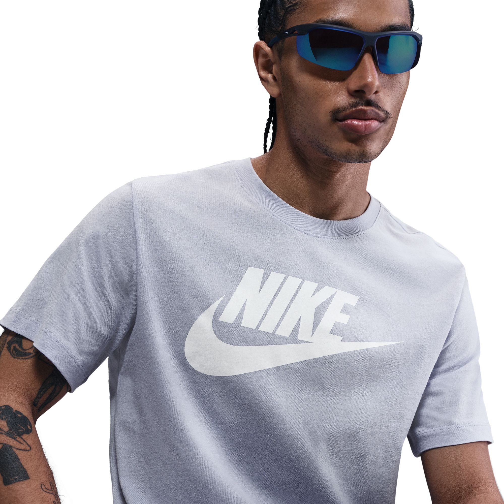 Nike Sportswear T-Shirt M NSW TEE ICON FUTURA mit klassischem Logodruck auf der Brust, Kurzarm-Design, normale Länge