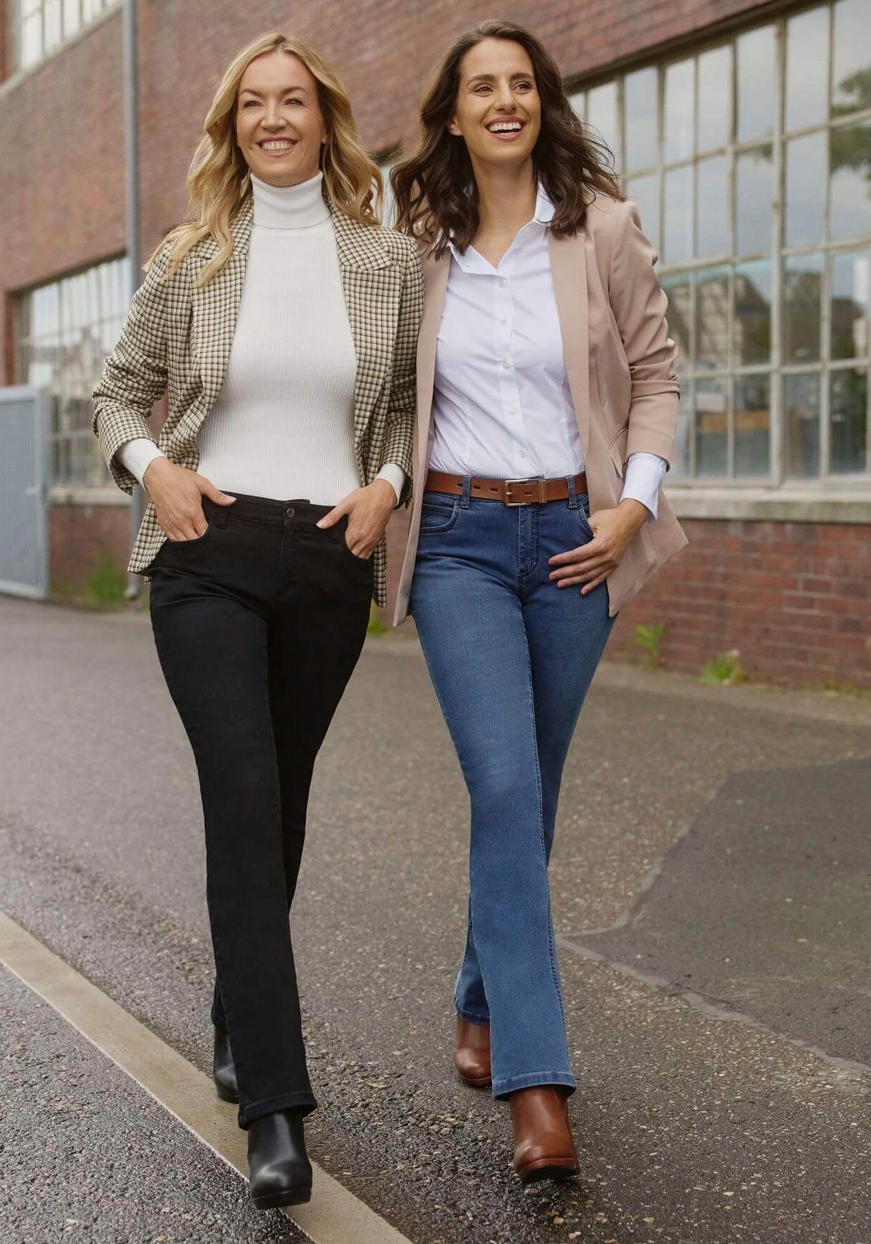 wonderjeans Bootcut-Jeans Figurbetonte Form mit leicht ausgestelltem Bein