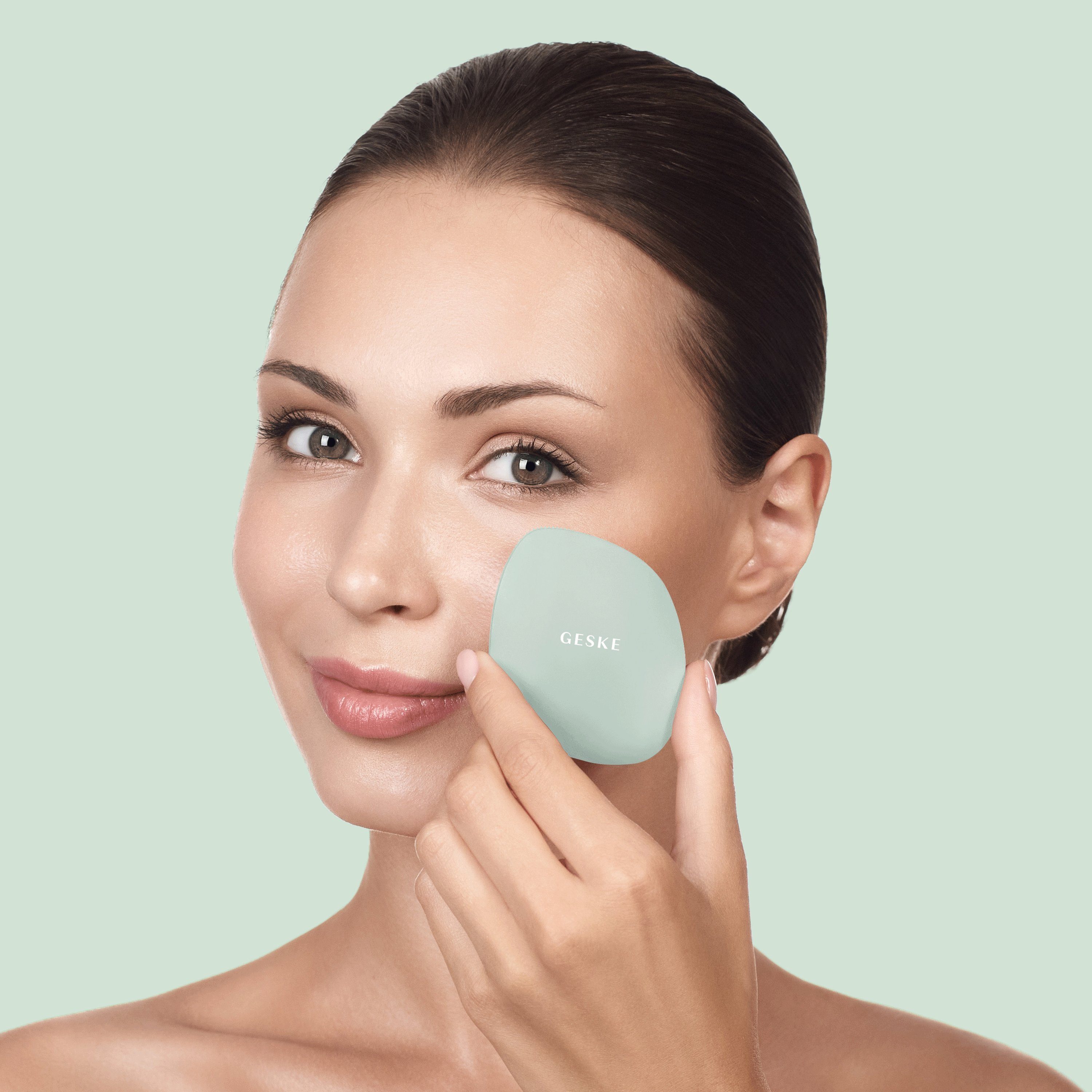 inkl. deine 1, Mit der Packung, in SmartAppGuided™ GESKE APP Device), Gesichtsreinigungsbürste Hautpflegeroutine. erhältst Du 1-tlg., App (SmartAppGuided Brush kostenloser German Facial Green personalisierte Elektrische Beauty GESKE Tech 4