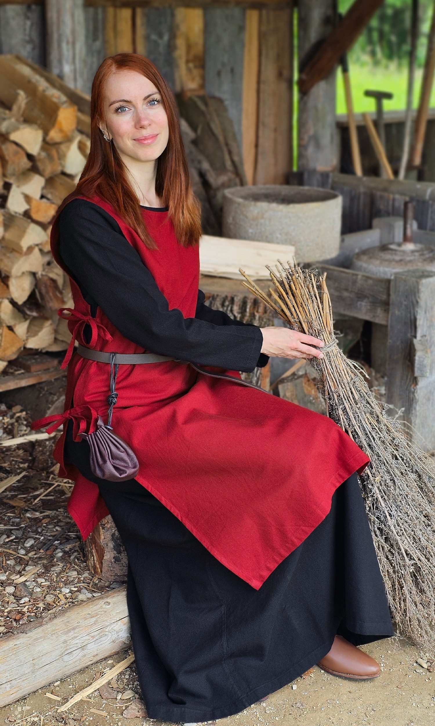 Vehi Mercatus Burgfräulein-Kostüm Klassisches Wikinger Überkleid rot "Lykke"