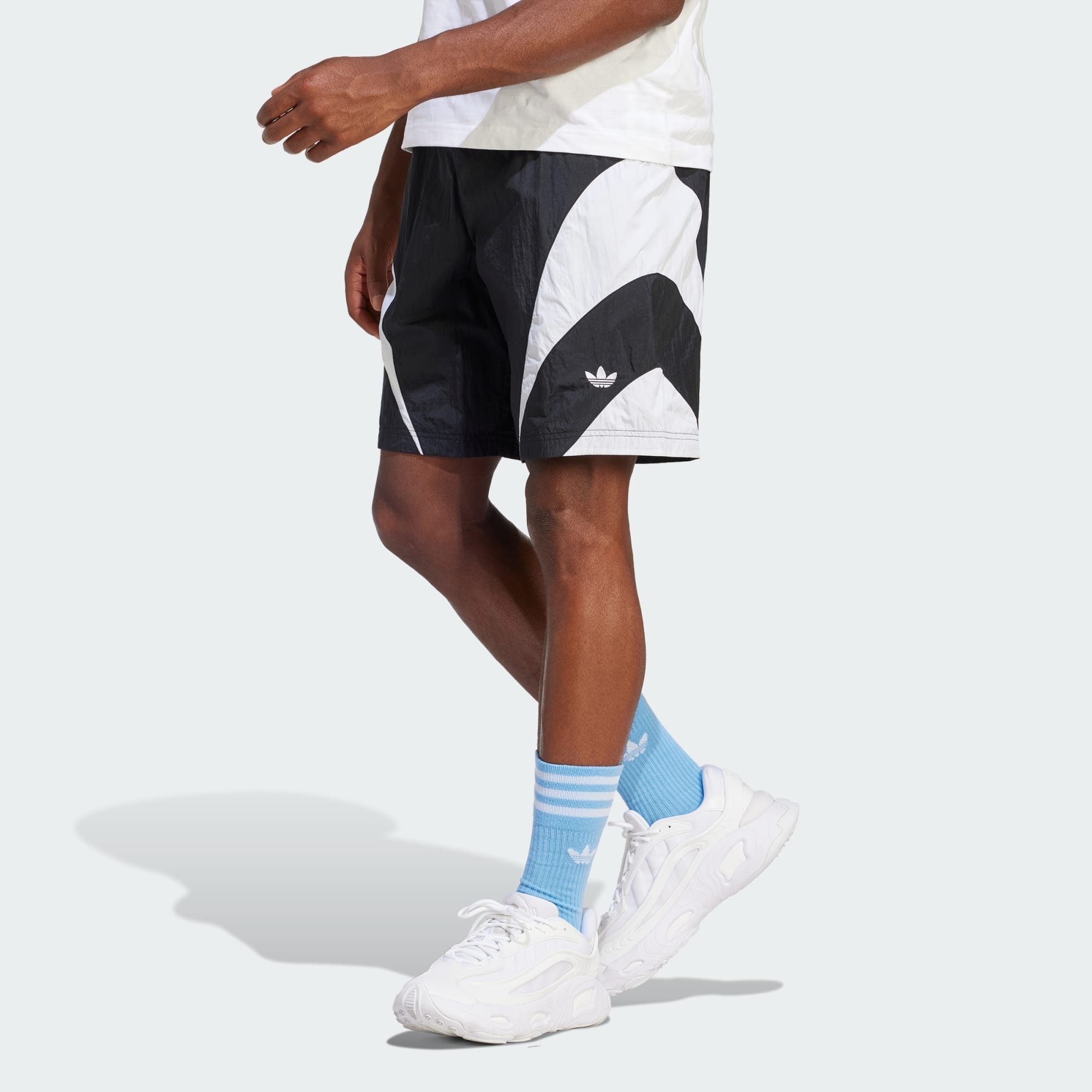 adidas Originals Shorts ADIDAS REKIVE SHORTS, Dieses Model ist 183 cm groß  und trägt Größe