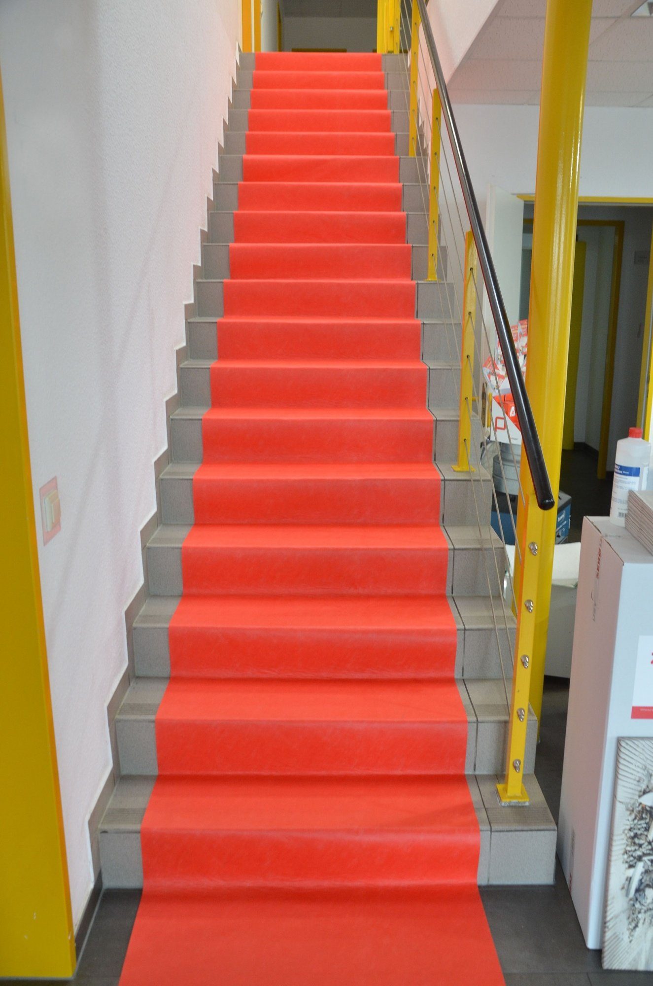 Scorprotect® Malervlies Treppenschutzvlies Rot 25 selbstklebend m² 160 Abdeckvlies g/m²