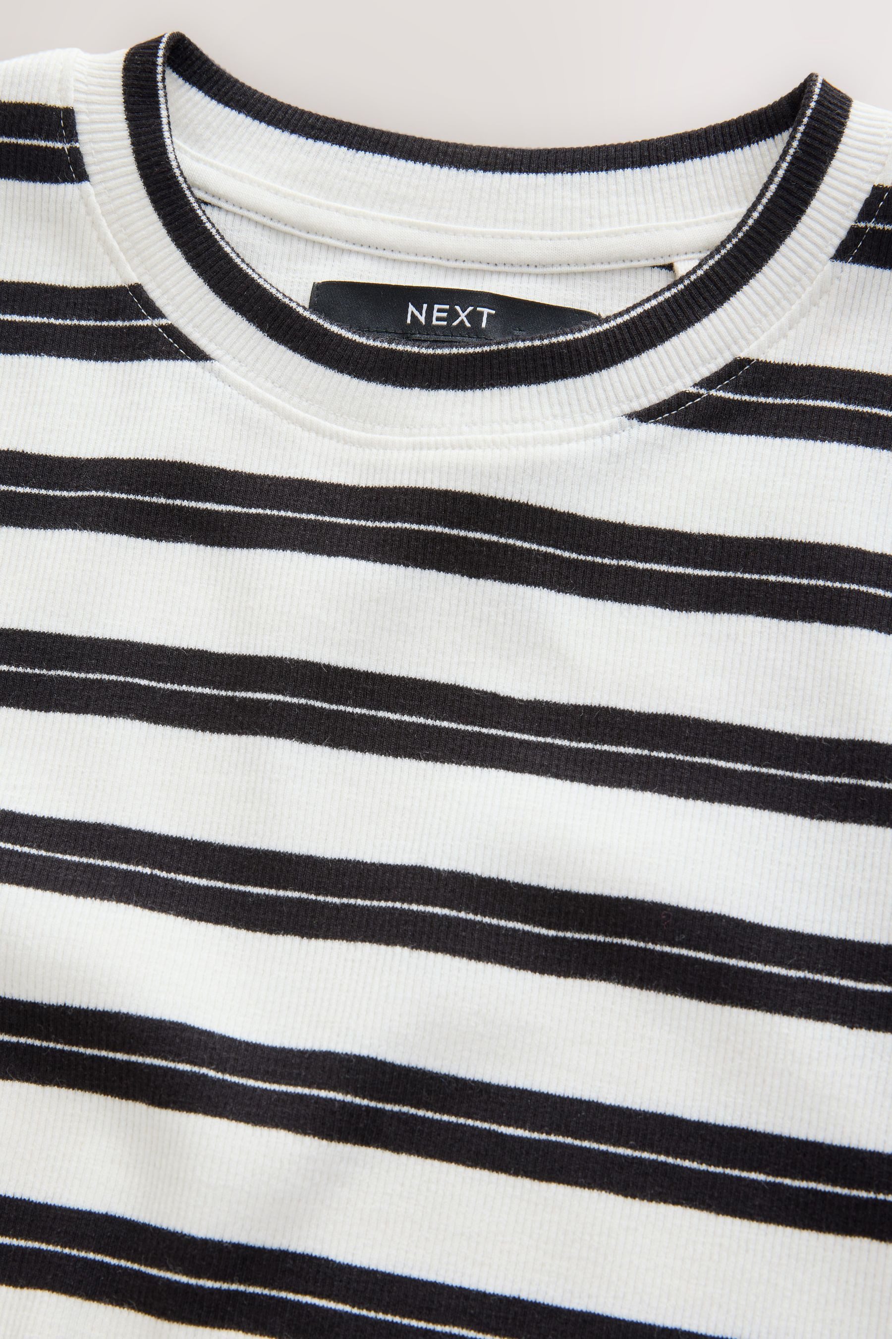 Next T-Shirt Geripptes Kurzarm-T-Shirt mit Rundhalsausschnitt (1-tlg)