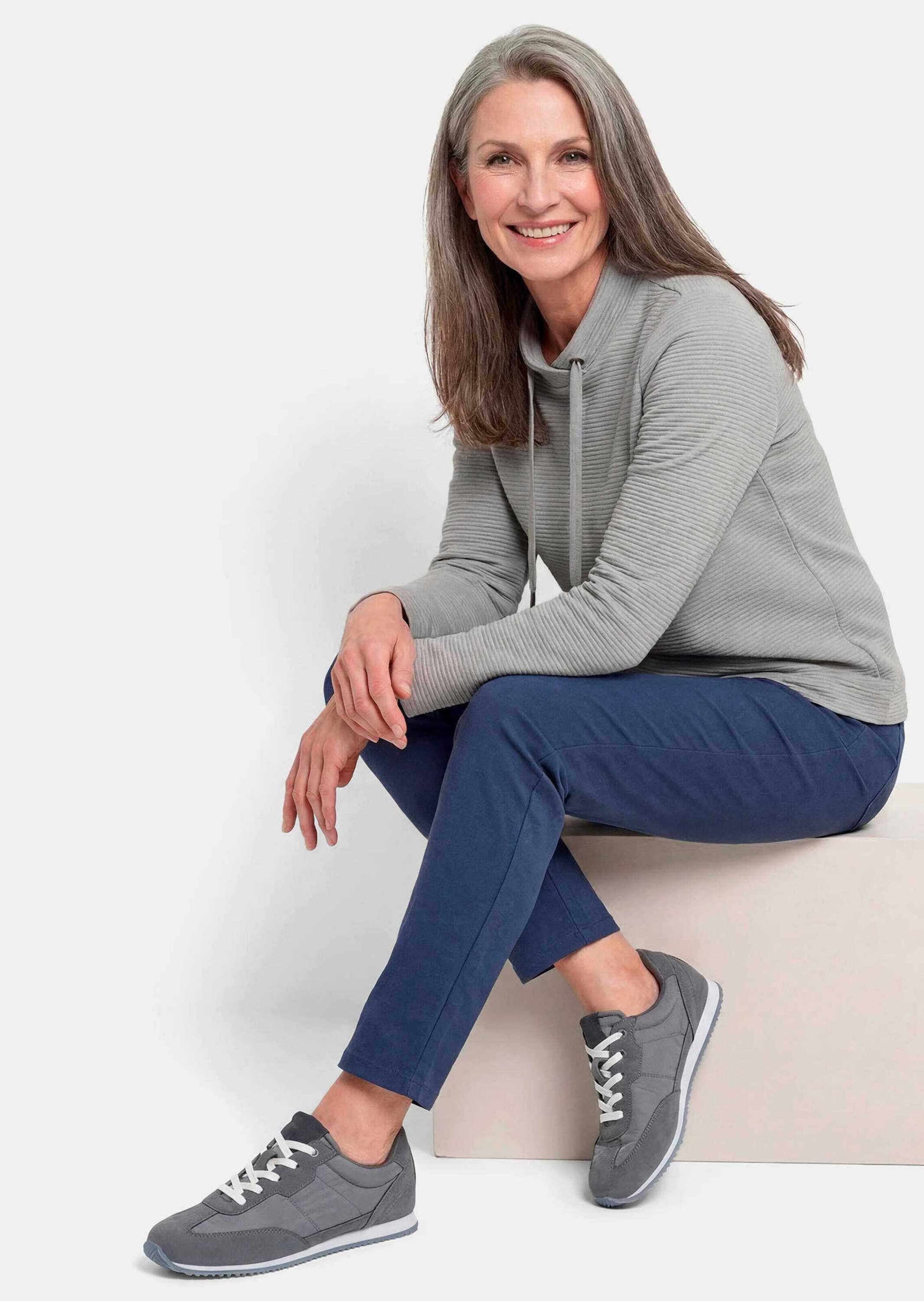 GOLDNER T-Shirt Kurzgröße: Langarm Viskose-Pullover, Stehbund Sweater mit Seitennahtschlitzen, raffinierter Stehkragen mit Kordeln