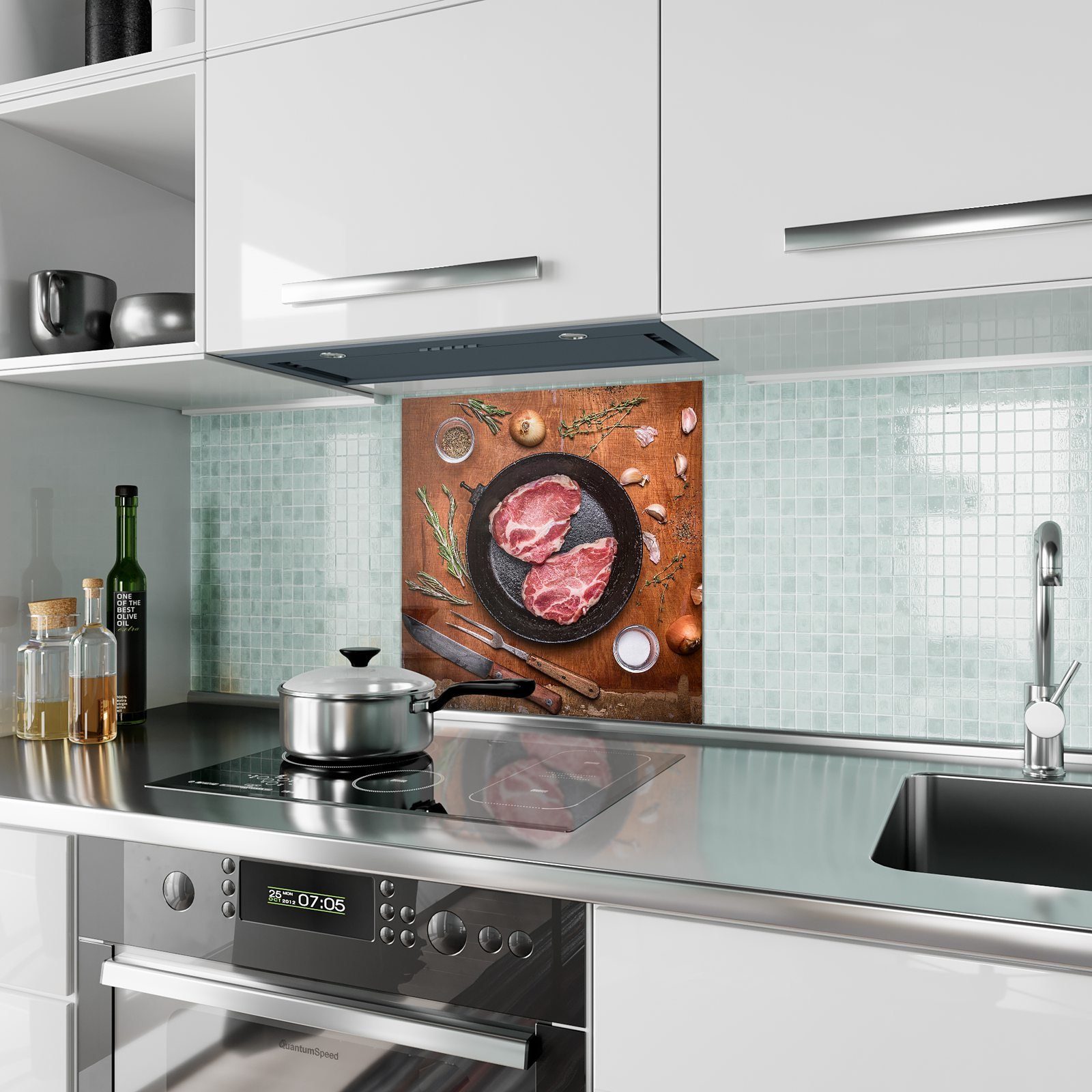 Primedeco Küchenrückwand Küchenrückwand Spritzschutz Motiv Teller auf mit Glas Fleisch Rohes