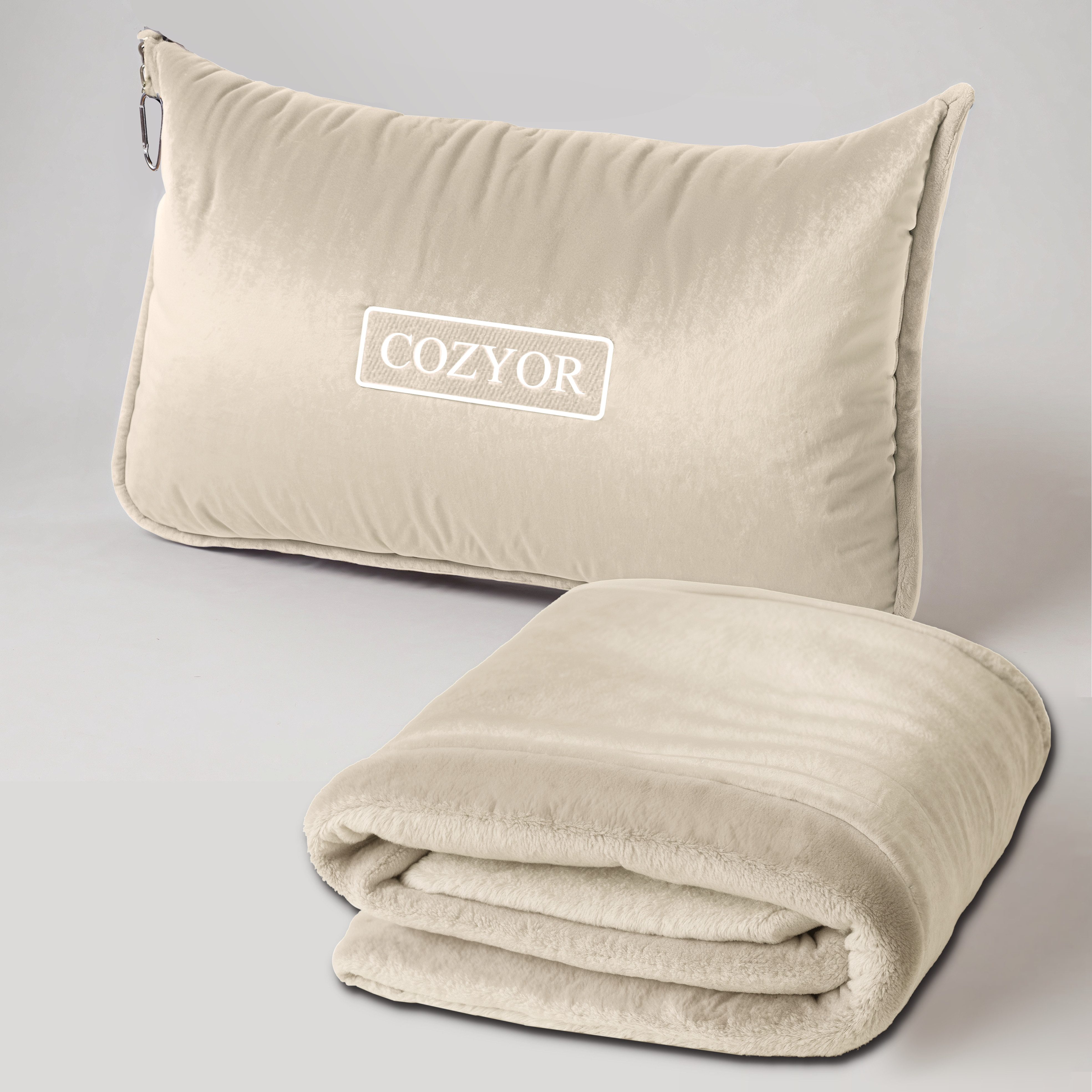 Cozyor Reisekissen und Reisedecke 2 in 1, Reiseset kuschelig weich + Rucksack-Clip, & mit praktischer Befestigung für Koffer, beige Driftwood Serie, 1-tlg., Verwandlungskissen, Flugzeugdecke für unterwegs wahlweise mit Nackenkissen & Augenmaske