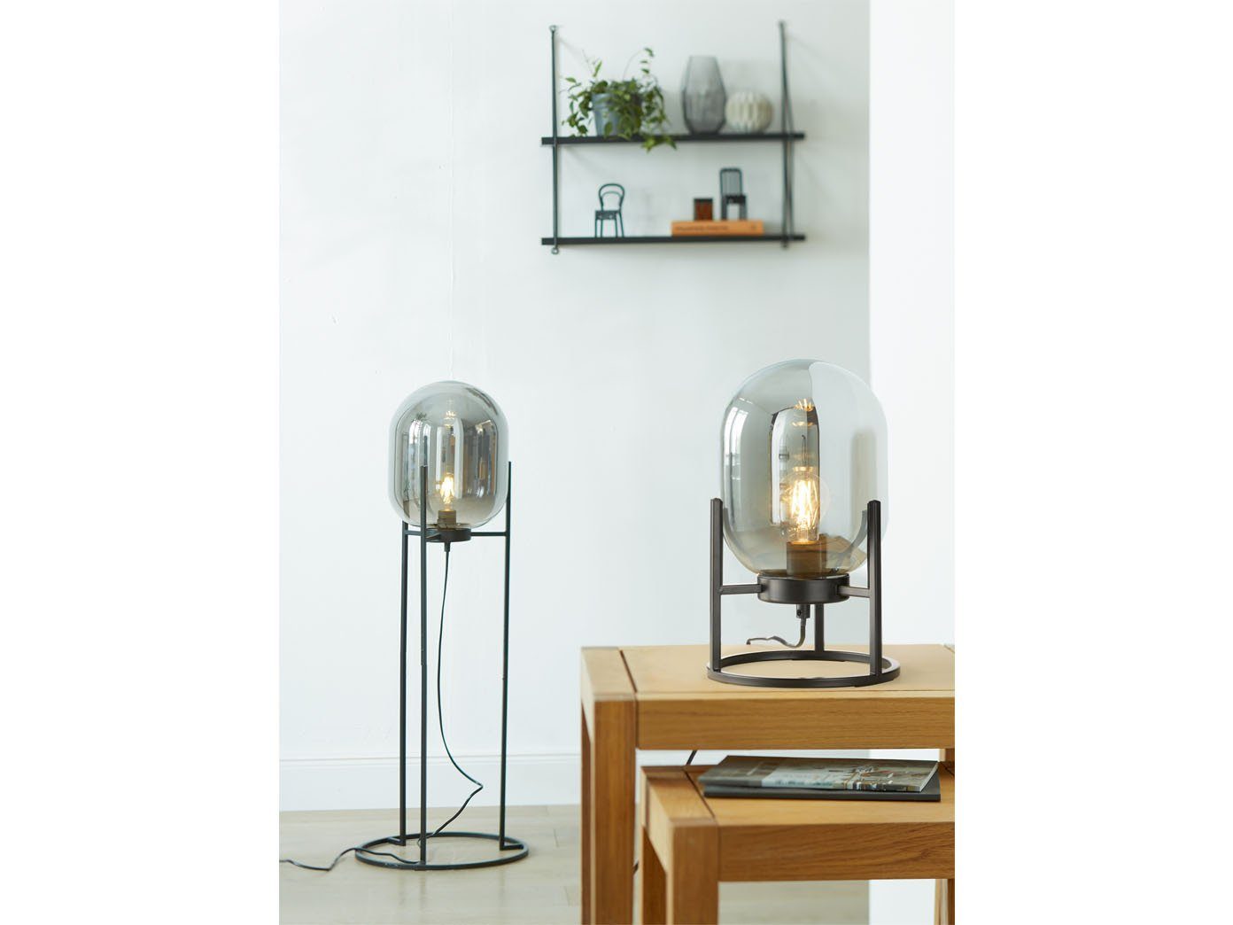 FISCHER & HONSEL LED Nachttischlampe, Dimmfunktion, LED wechselbar, Warmweiß, Rauchglas Kugel Lampenschirm oval Vintage Industrial & Metallfuß 34cm