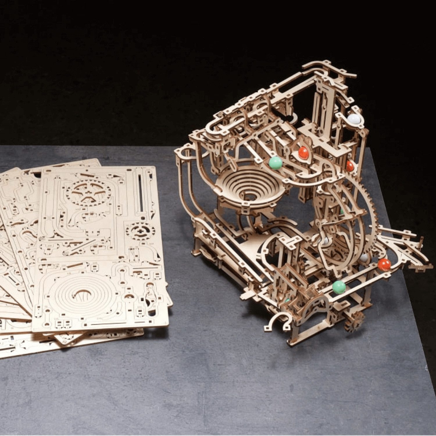 UGEARS Modellbausatz Ugears Murmel-Stufenbahn-Modellbausatz Mechanisches Holzpuzzle, (355-tlg)