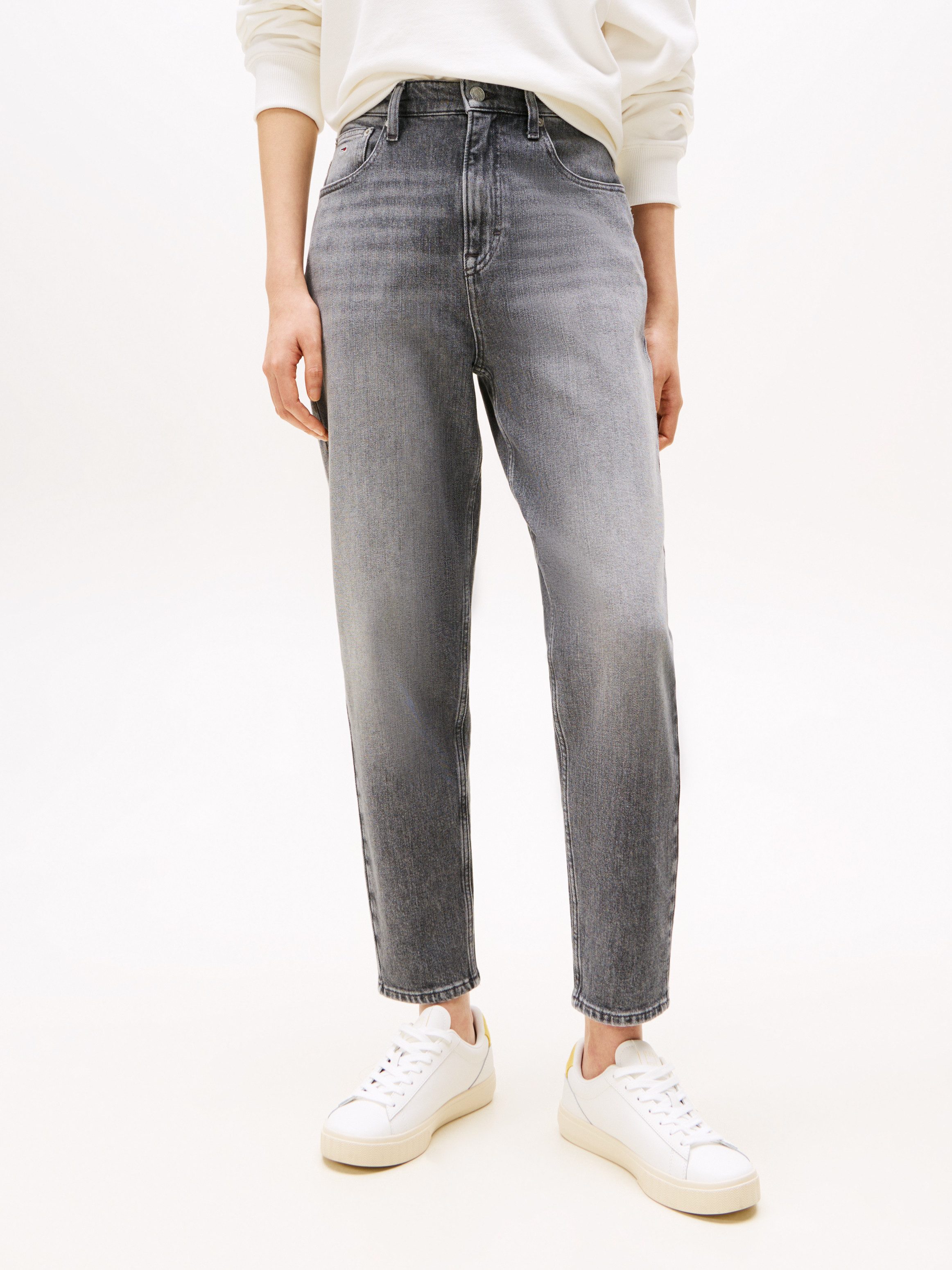 Tommy Jeans Mom-Jeans MOM JEAN UH TPR mit Logo-Stickereien, in knöchelfreier Länge