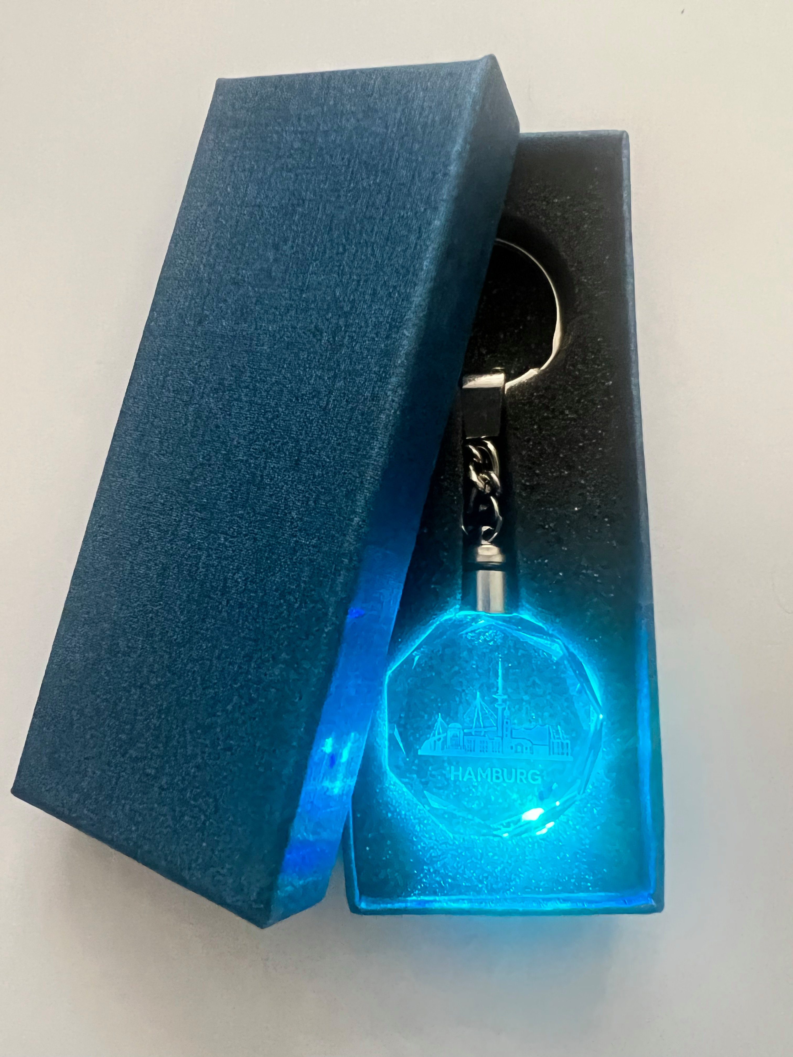 Stelby Schlüsselanhänger mit Gravur Hamburg Schlüsselanhänger Multicolor mit Geschenkbox (Perfekt für Geburtstage und Weihnachten, Robustes Glasmaterial, leucht – Bild 5 von 5