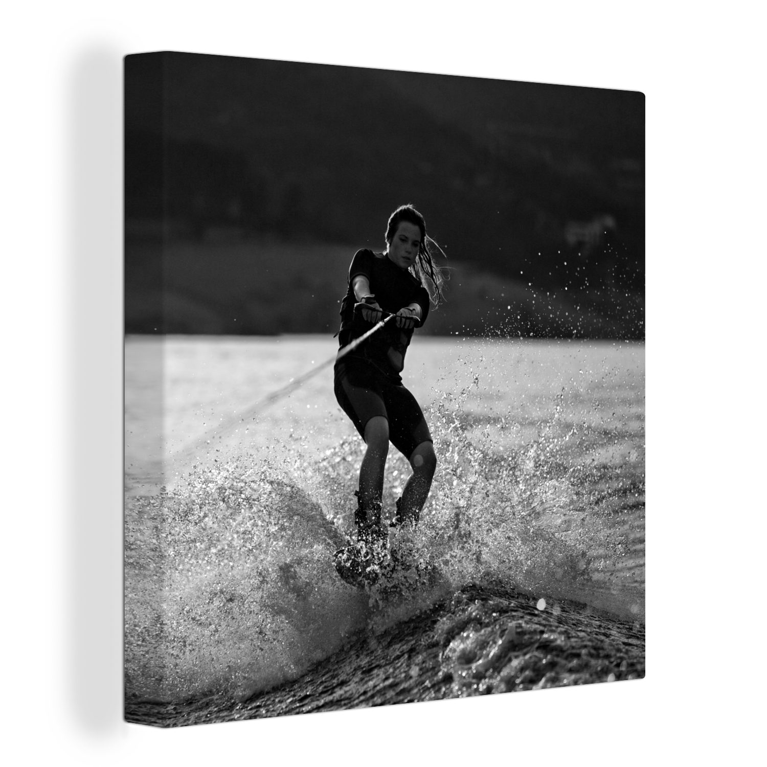OneMillionCanvasses® Leinwandbild Ein Mädchen fährt Wakeboard auf dem Lake San Juan - schwarz und weiß, (1 St), Leinwand Bilder für Wohnzimmer Schlafzimmer