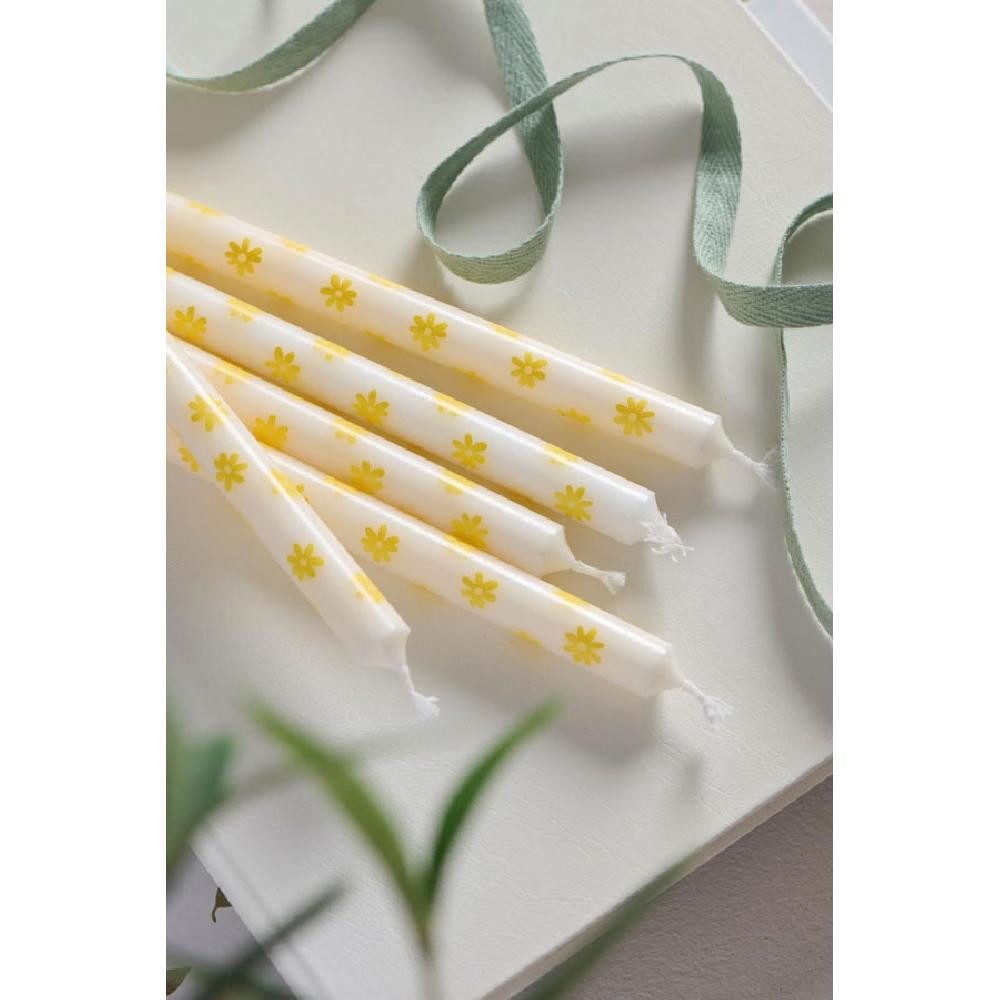 Ib Laursen Tafelkerze Ib Laursen Kerze schmal hoch mit gelben Blumen