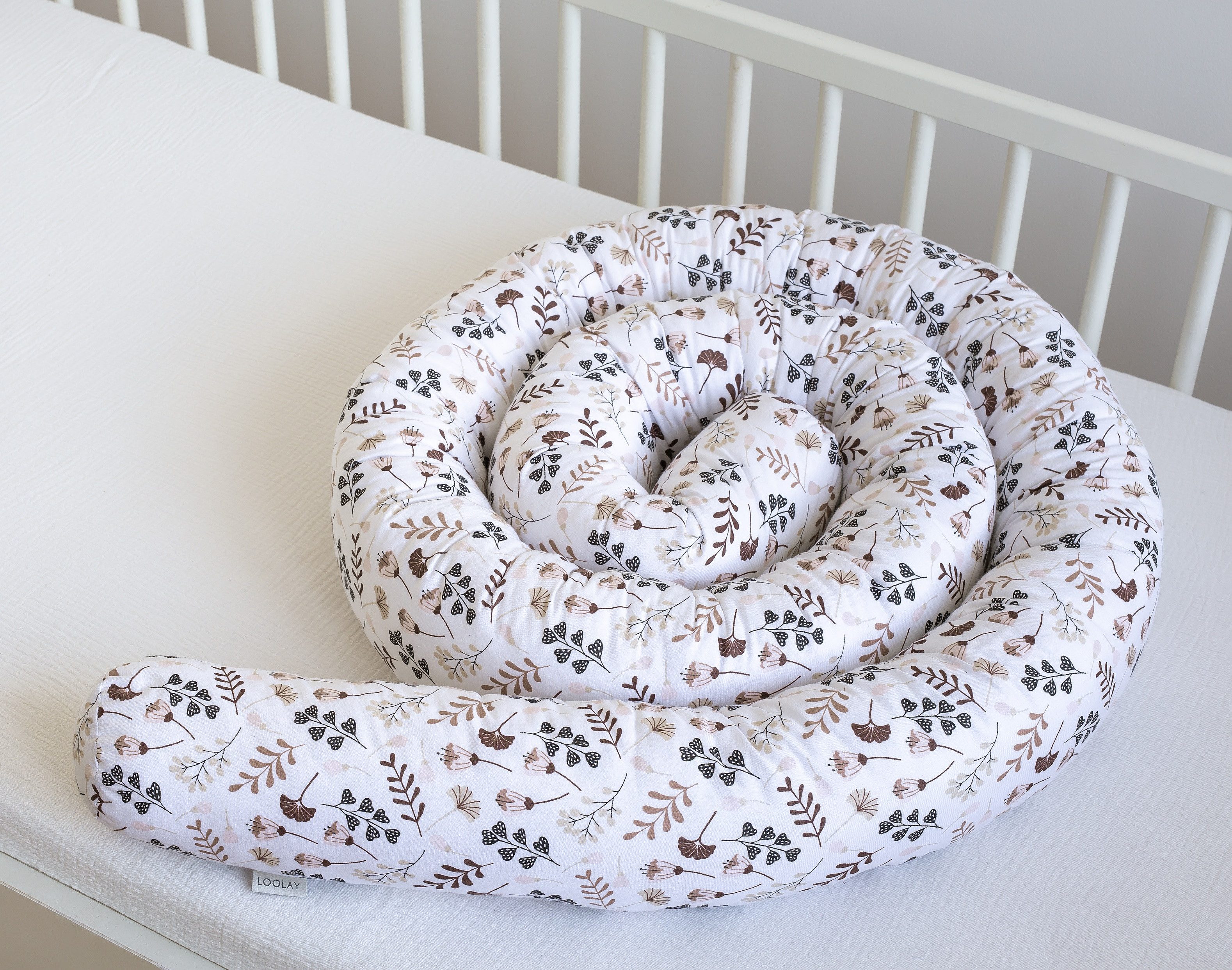 Loolay Nestchenschlange BRAUN Blumen BIO-Baumwolle Multifunktion PREMIUM Bettschlange Schlange, (Bettumrandung Krabbeldecke Babybett Umrandung Schlange Bett Kopfschutz, Zierkissen Bettrolle Dekokissen Zugluftstopper - Super GESCHENK), LOOLAY® - 100% Europäische Stoffe und Kleinserien-Nähen!