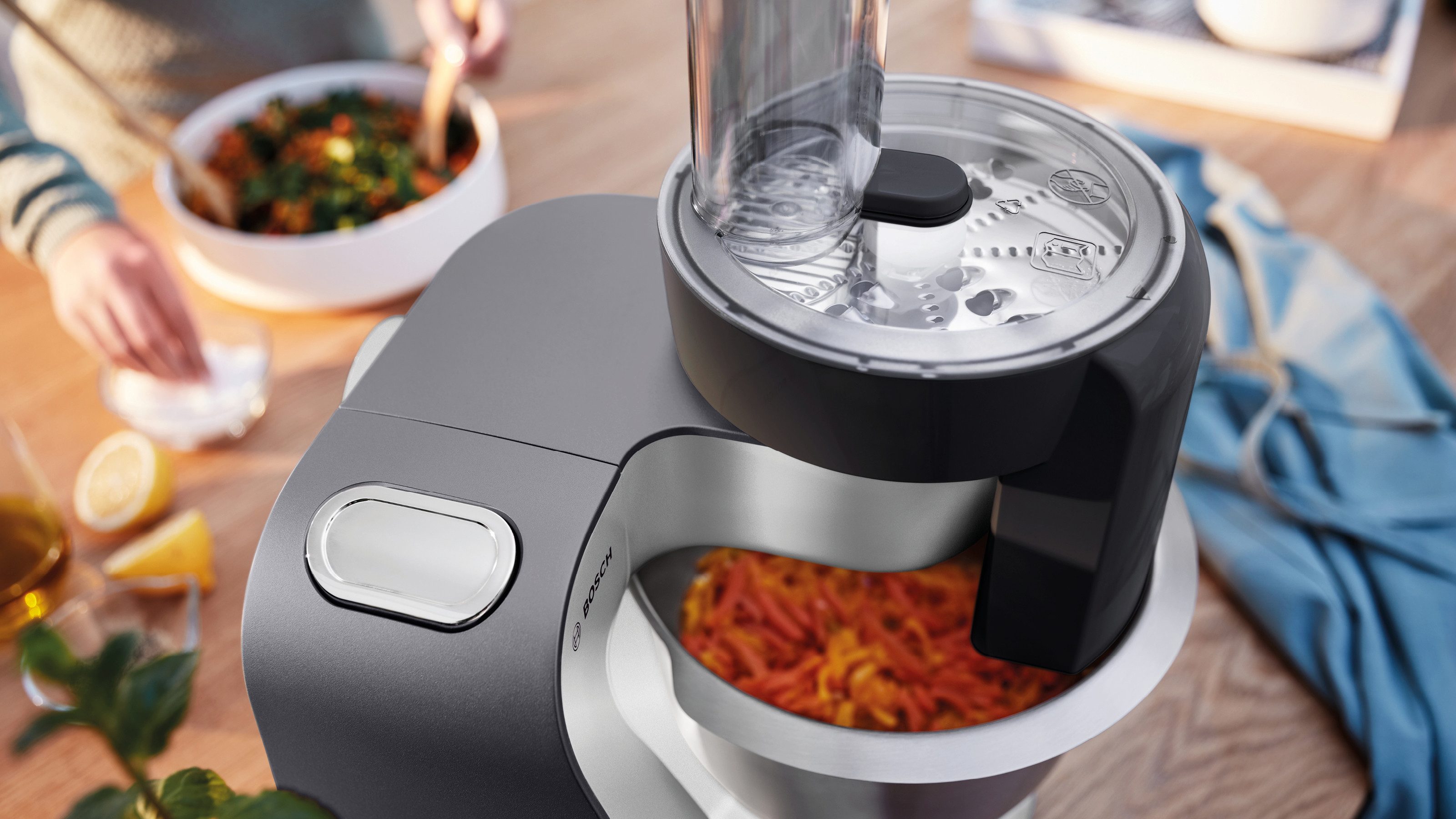 BOSCH Küchenmaschine MUM5935B Durchlaufschnitzler, 3 Scheiben, Mixer, silber, 1000 W, 3,9 l Schüssel, Fleischwolf, Kekspresse, Zitruspresse, 3 Rühr-/Knethaken,  – Bild 4 von 5