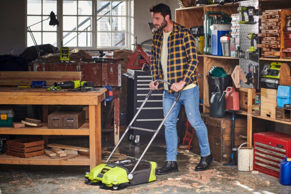 RYOBI Handkehrmaschine Akku-Kehrmaschine ONE+ 18 V, 53 cm Kehrbreite, Kehrbesen ohne Akku, R1, (Größe individuell einstellbar), Höhenverstellbarer Lenker und praktischer Tragegriff