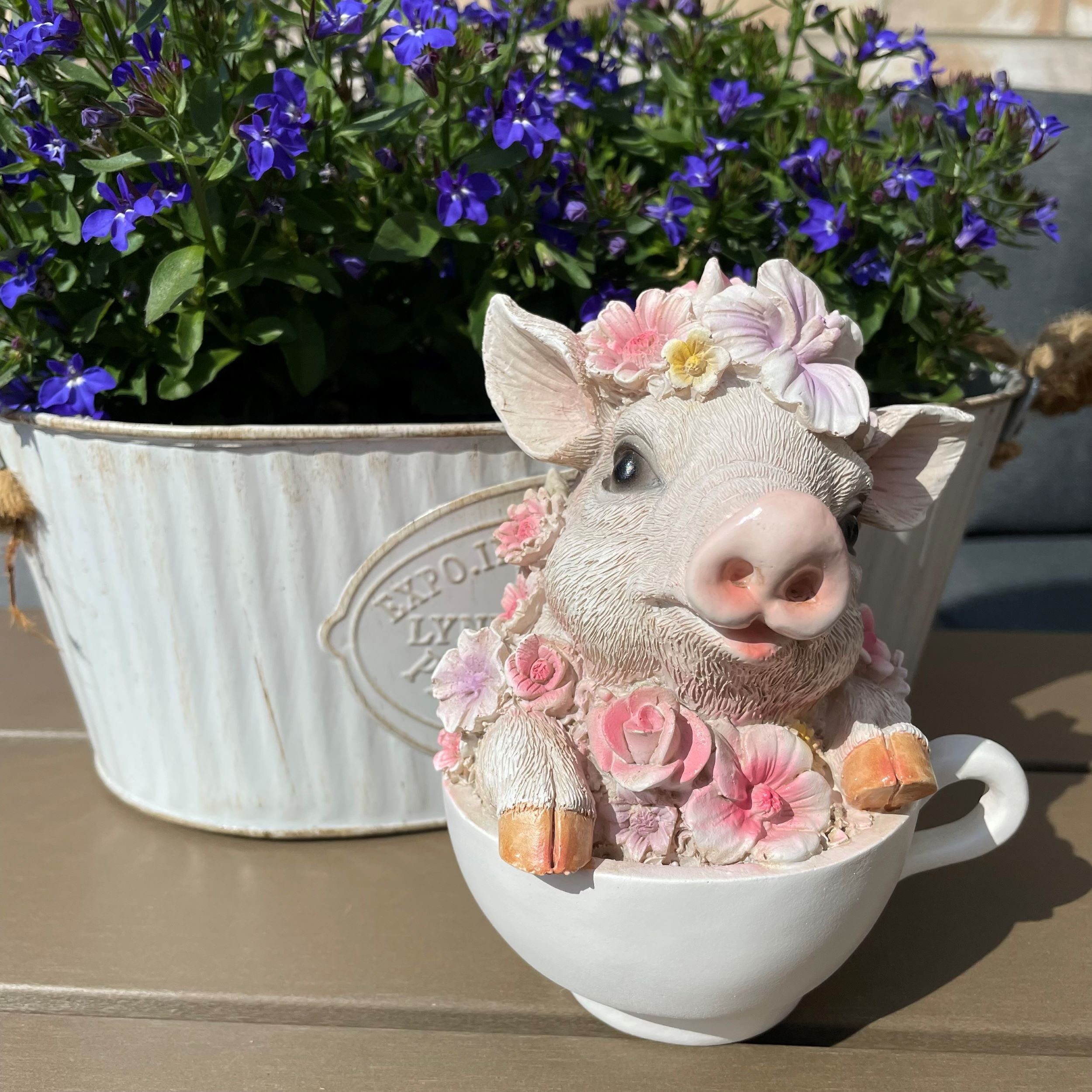 Online-Fuchs Gartenfigur süßes Schwein mit Blumen verziert in Tasse, (Polyr günstig online kaufen
