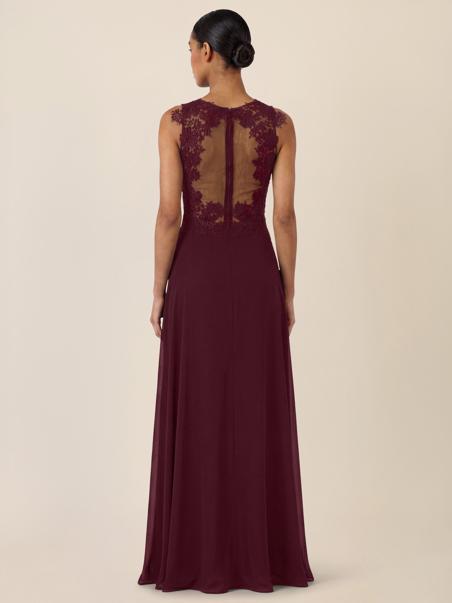 Apart Abendkleid mit floraler Spitze und fließendem Rock